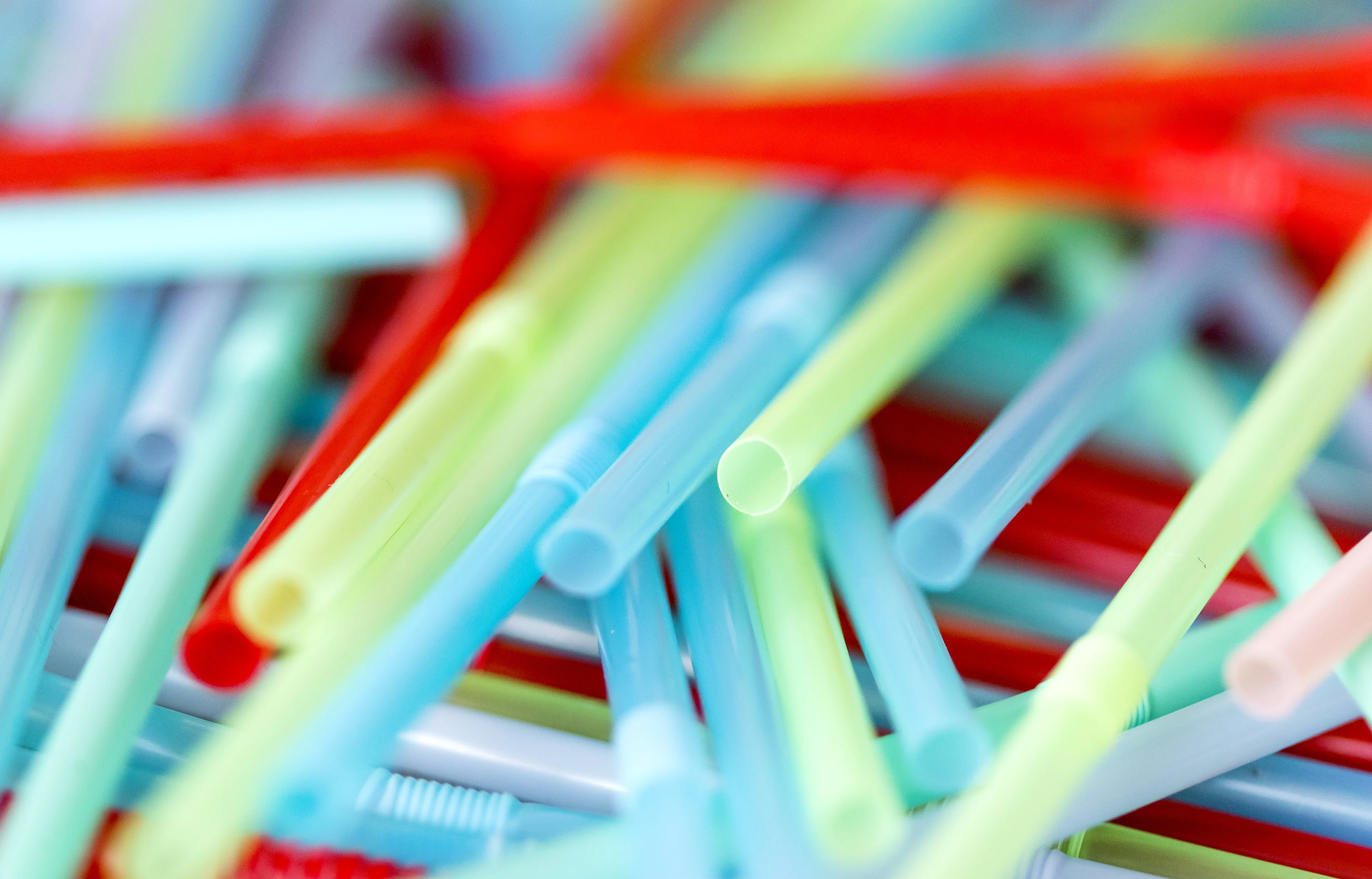 EU doet plastic rietjes en bestek vanaf vandaag in de ban