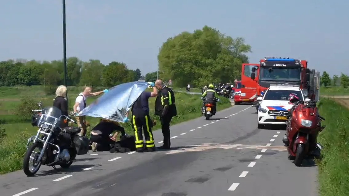 Groepen motorrijders botsen op dijk, meerdere gewonden