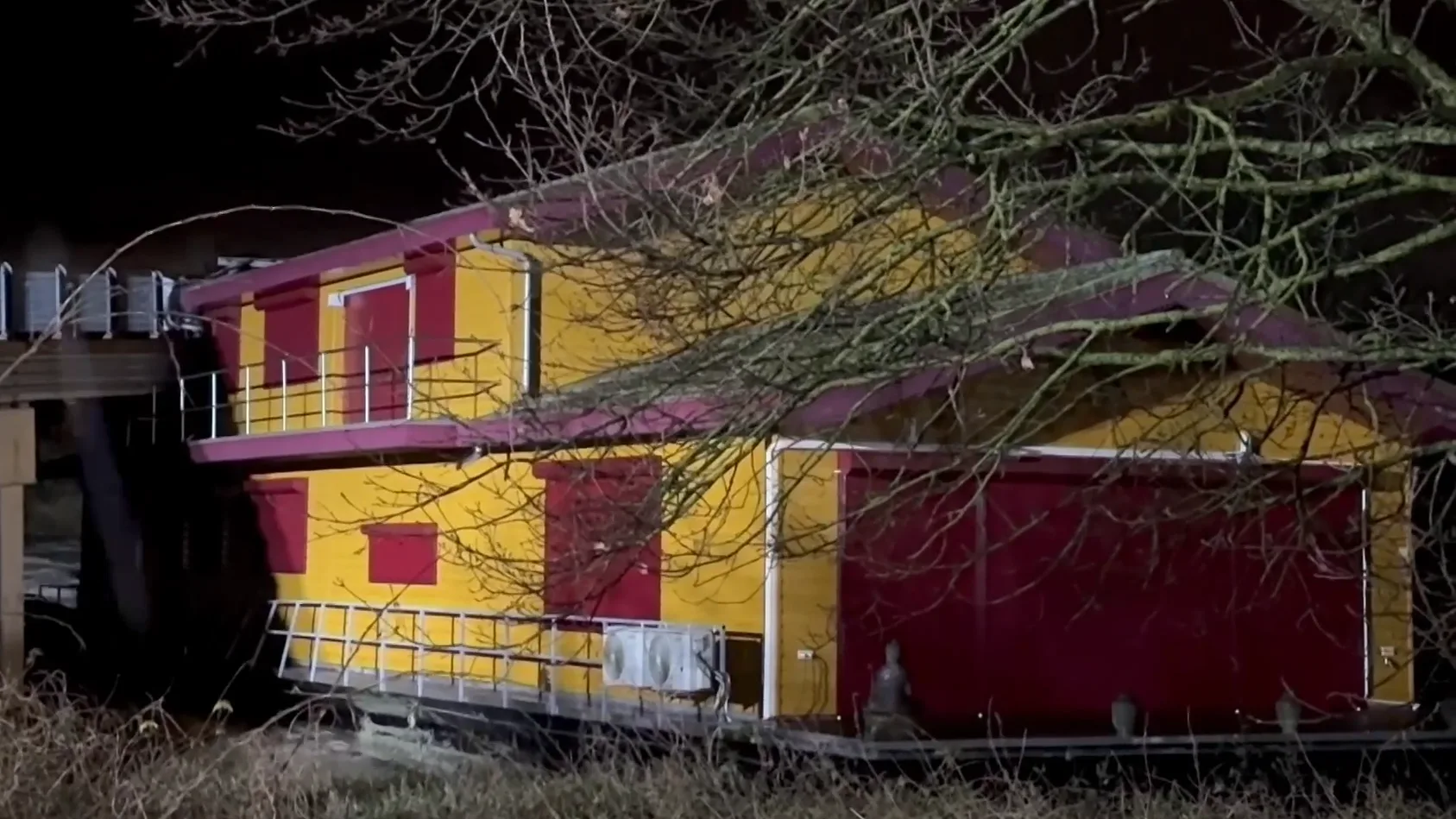 Woonboot drijft weg en botst tegen brug bij doorgebroken dijk in Maastricht
