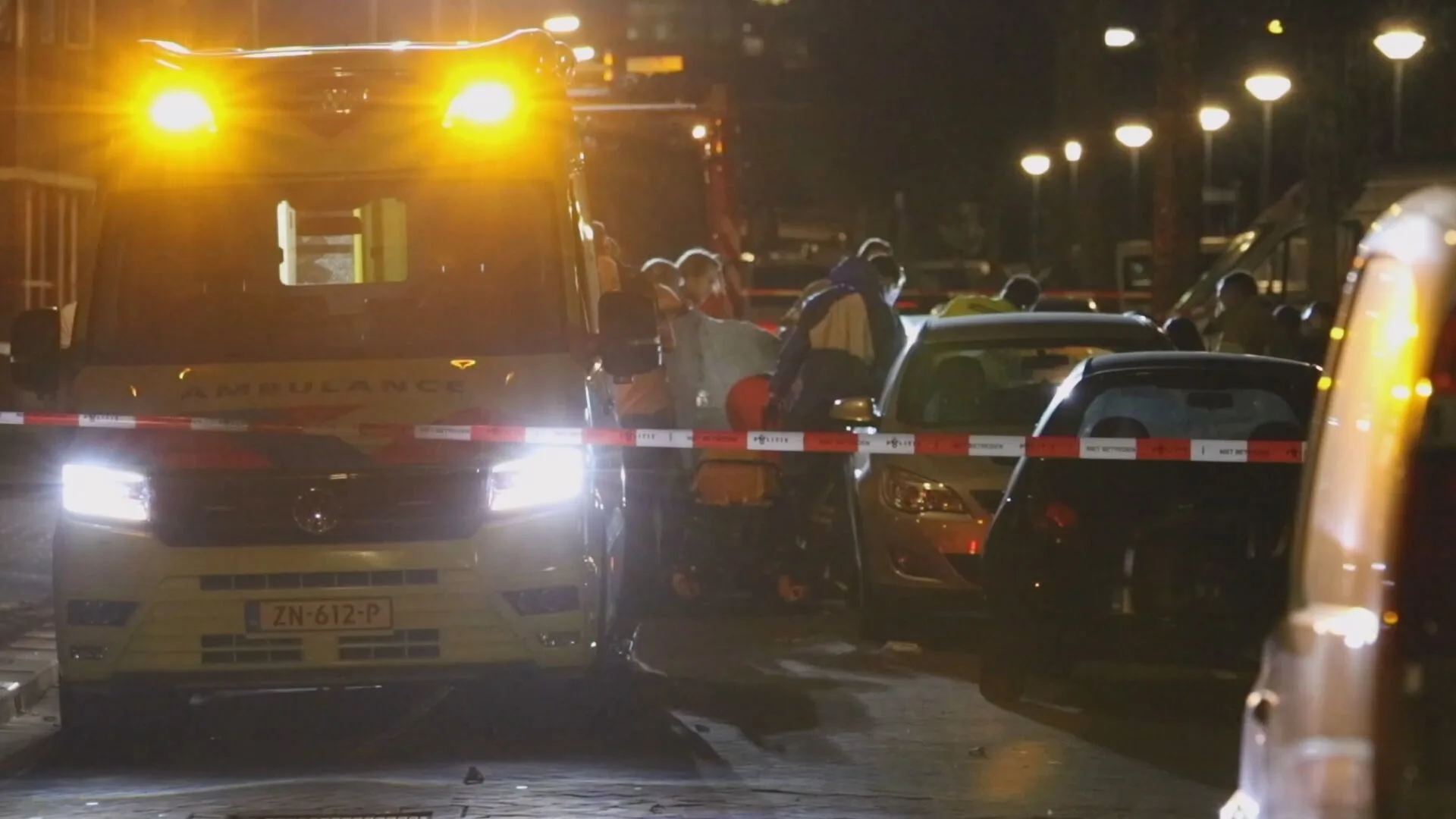 Voorbijgangers vinden zwaargewonde man in auto, man overlijdt