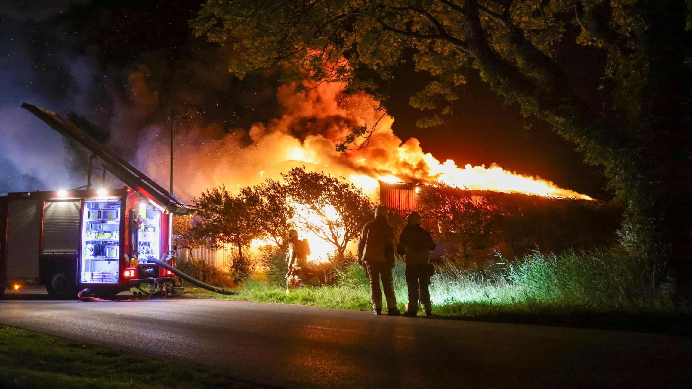Zeer grote brand bij agrarisch bedrijf in Arum