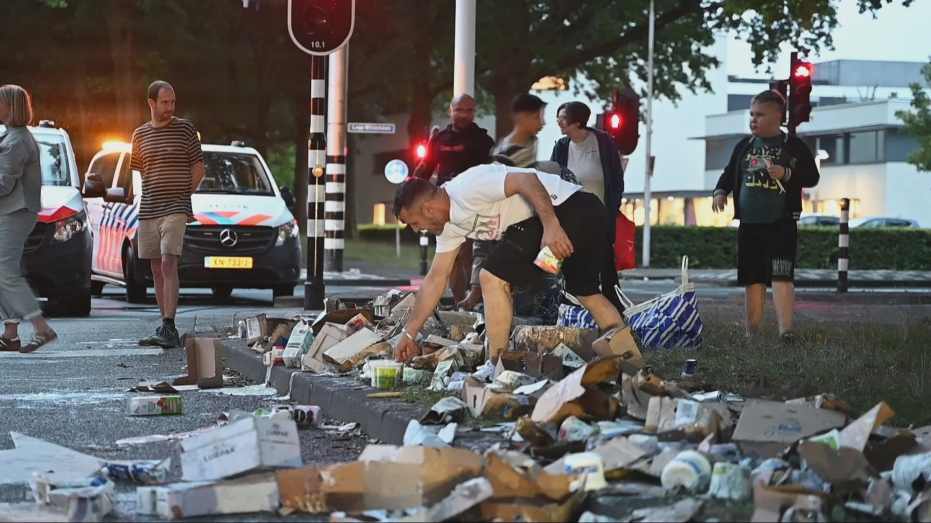 'Gratis boodschappen' op straat: buurt massaal op de been na ongeluk met vracht