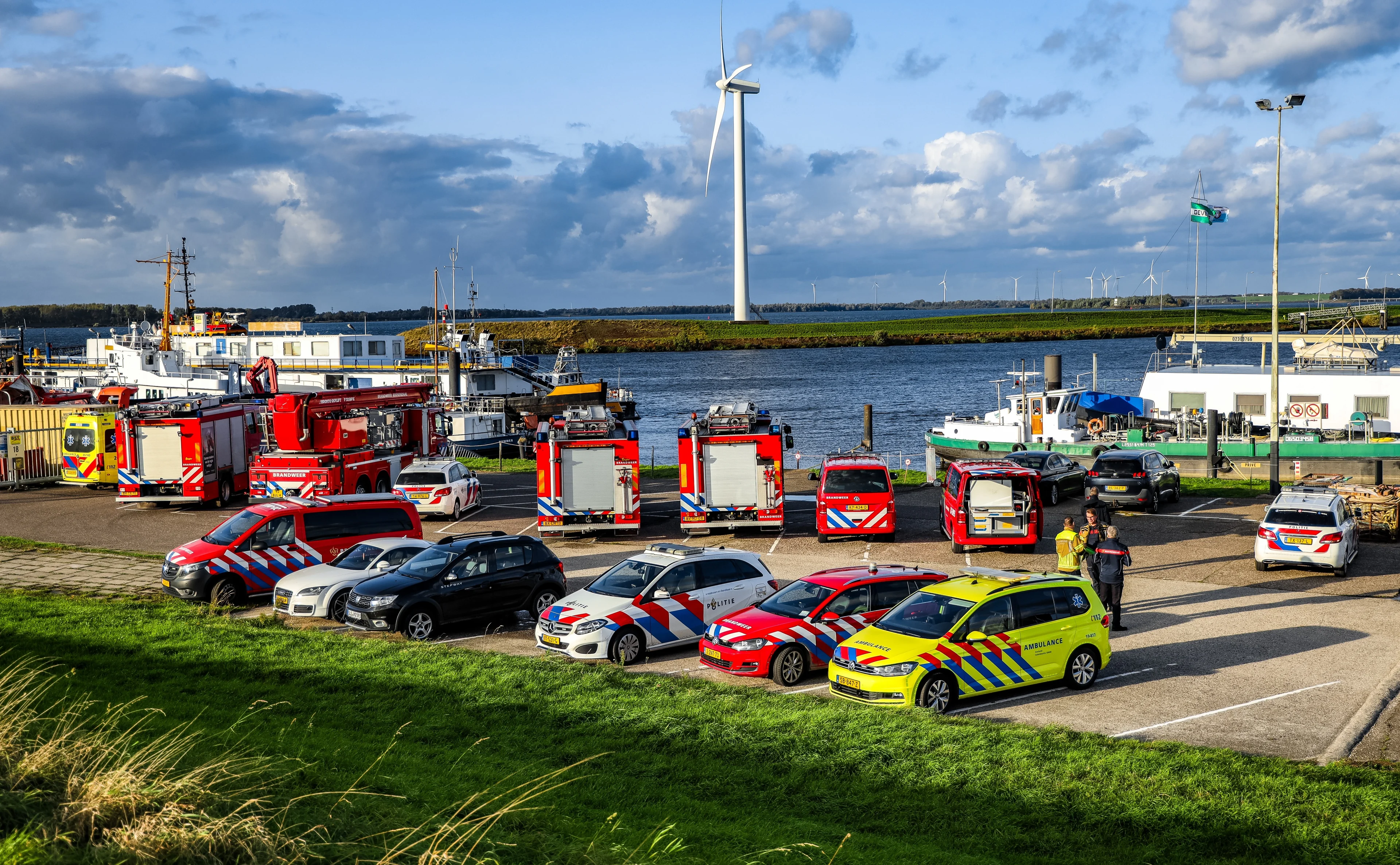 Lichamen geborgen bij zoektocht vermisten omgeslagen bootje