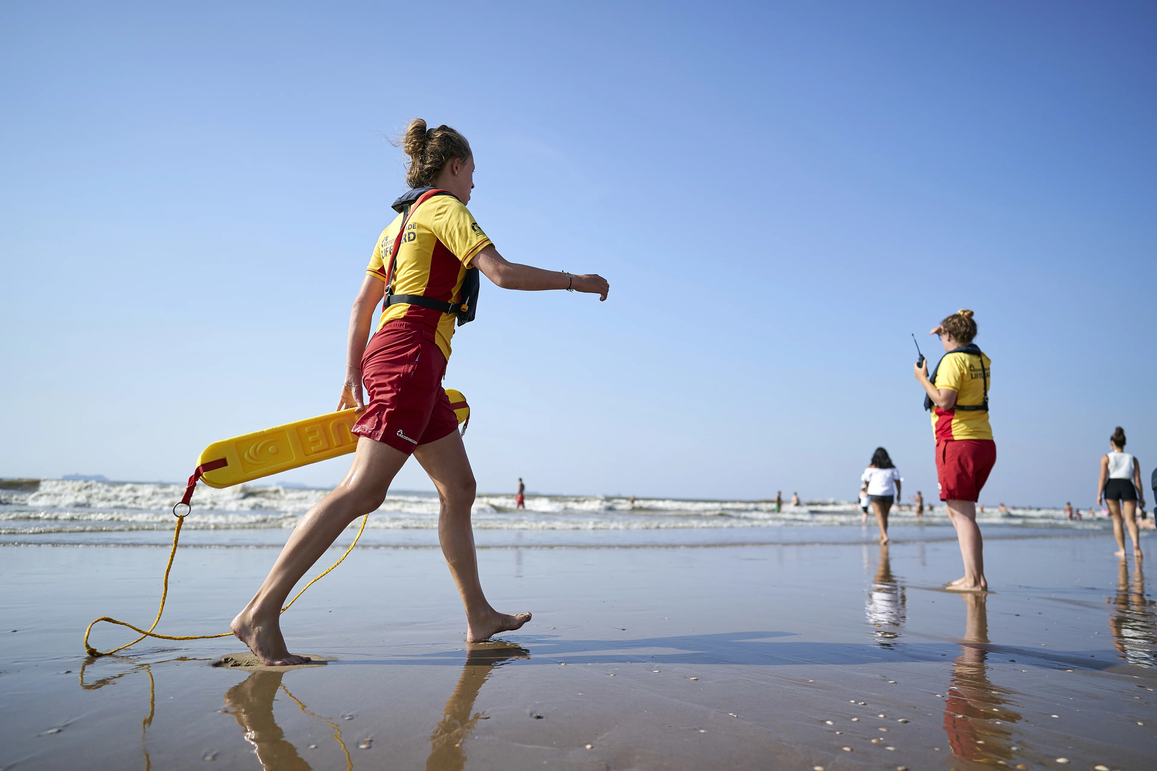 Overgroot deel van Nederlanders wil dat strandwacht betaald beroep wordt