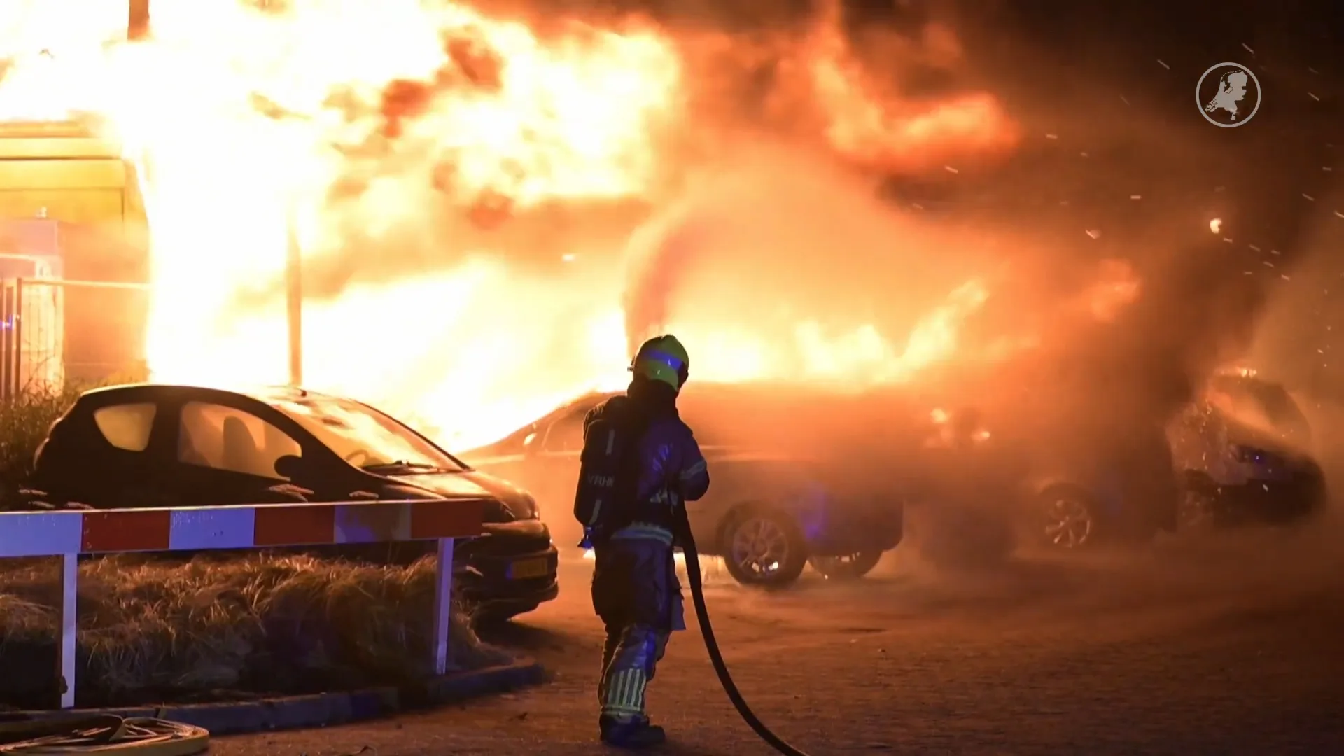 Grote brand in bouwketen en auto's Alphen aan den Rijn