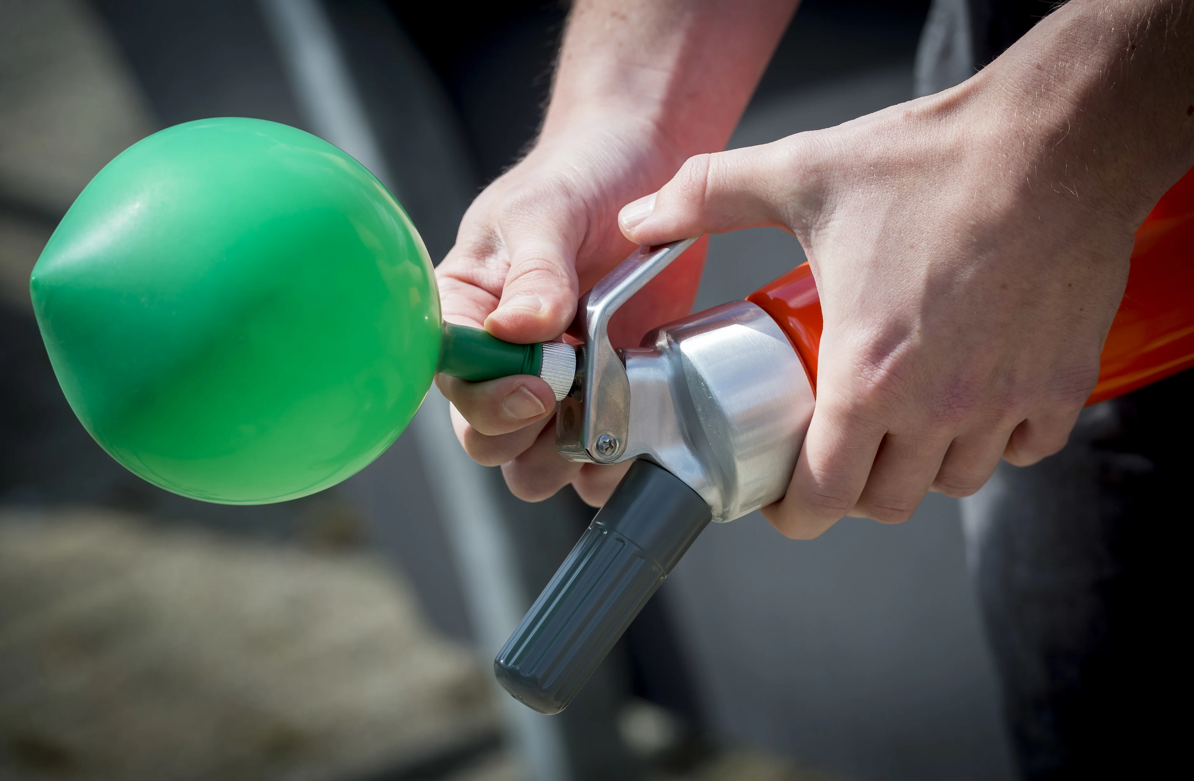 Lachgas inhalerende wegpiraat (19) zonder rijbewijs ramt politieauto bij Boxmeer