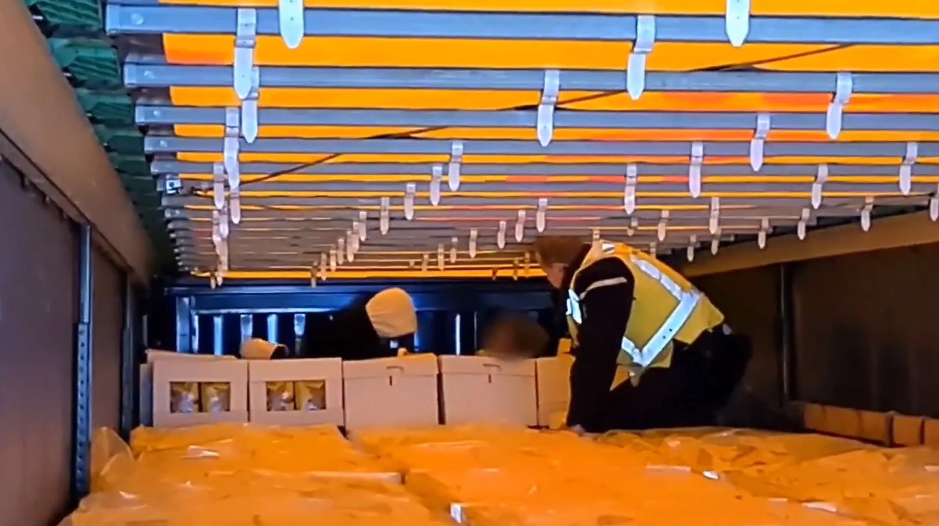 Viertal verstopt zich tussen hondenbrokken in de hoop op een ritje naar Engeland