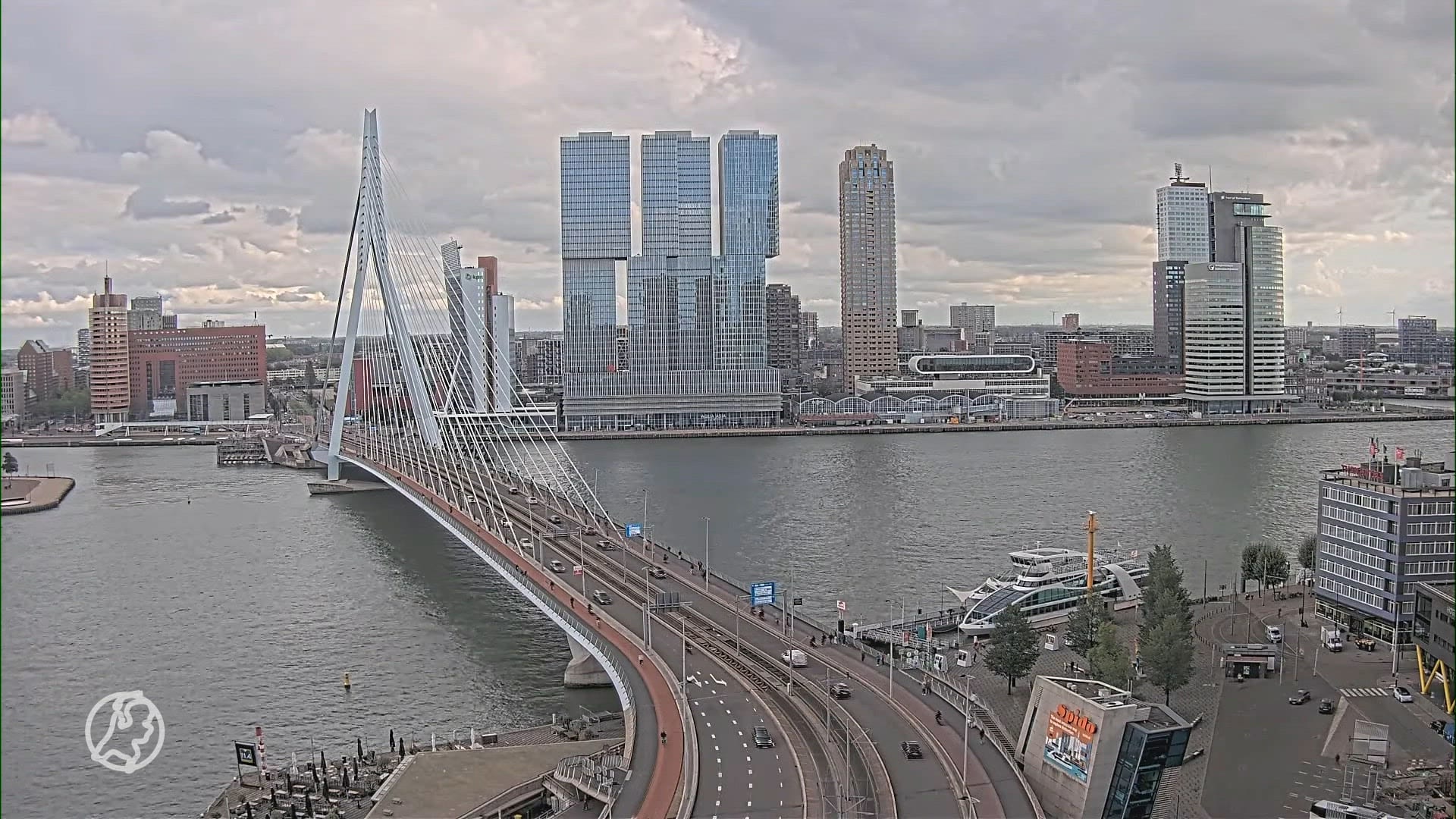 Verkeerd pedaal ingedrukt? Bizar ongeluk op Erasmusbrug Rotterdam