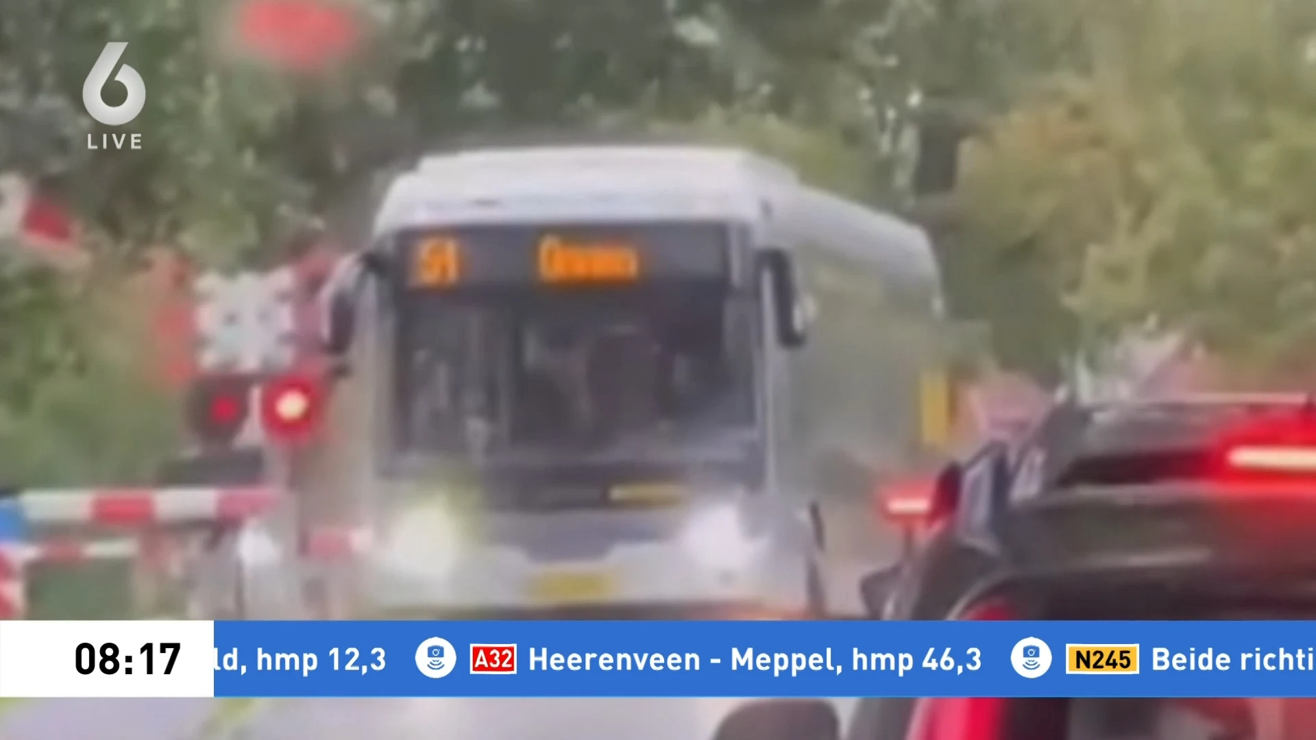 Buschauffeur negeert spoorbomen en rijdt zigzaggend over spoor in Haren