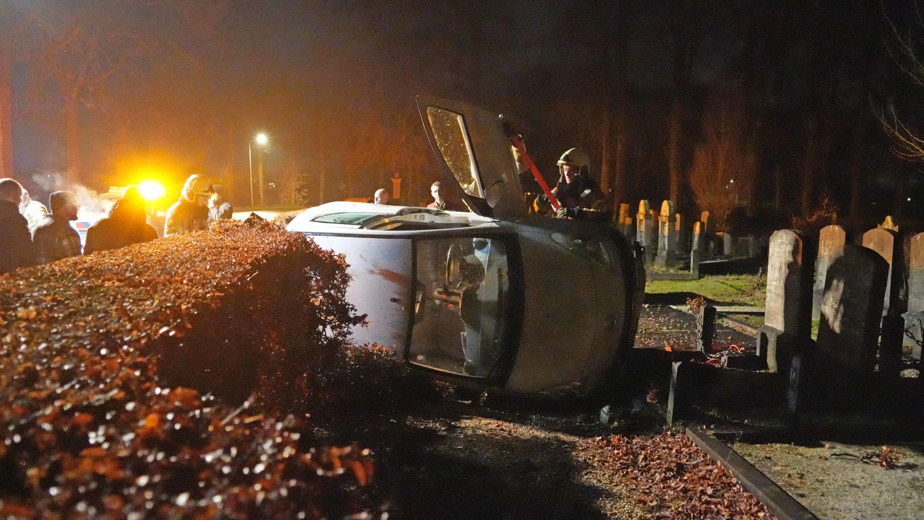 Auto crasht tussen de graven op begraafplaats in Dedemsvaart