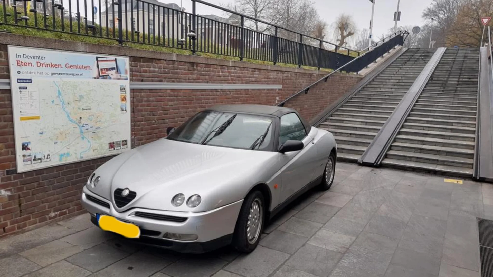 Nico rijdt auto stationstrap af om trein te halen voor rechtszaak: 'Maar wel de zaak gewonnen'