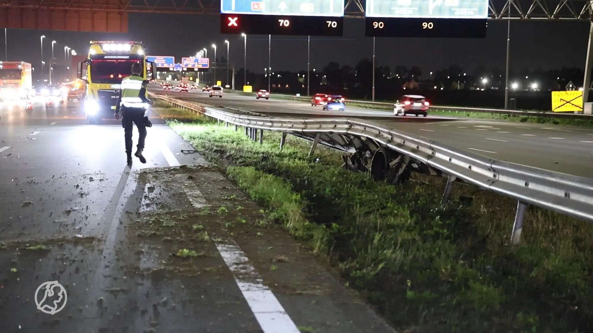 Porsche botst op A9 tegen vangrail, politie zoekt bestuurder