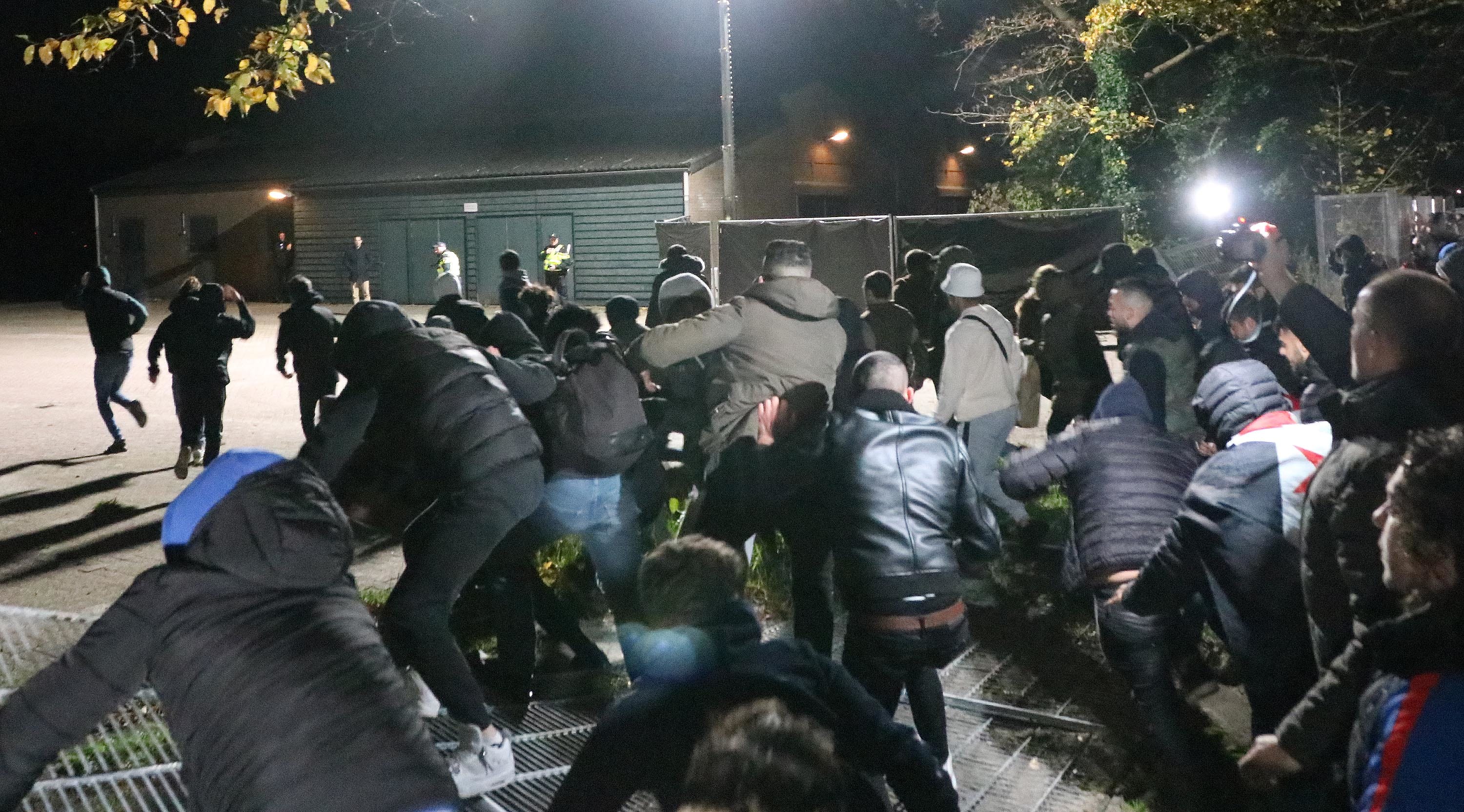 Anti-Pegidademonstranten breken door hekken en bekogelen gemeentemedewerkers