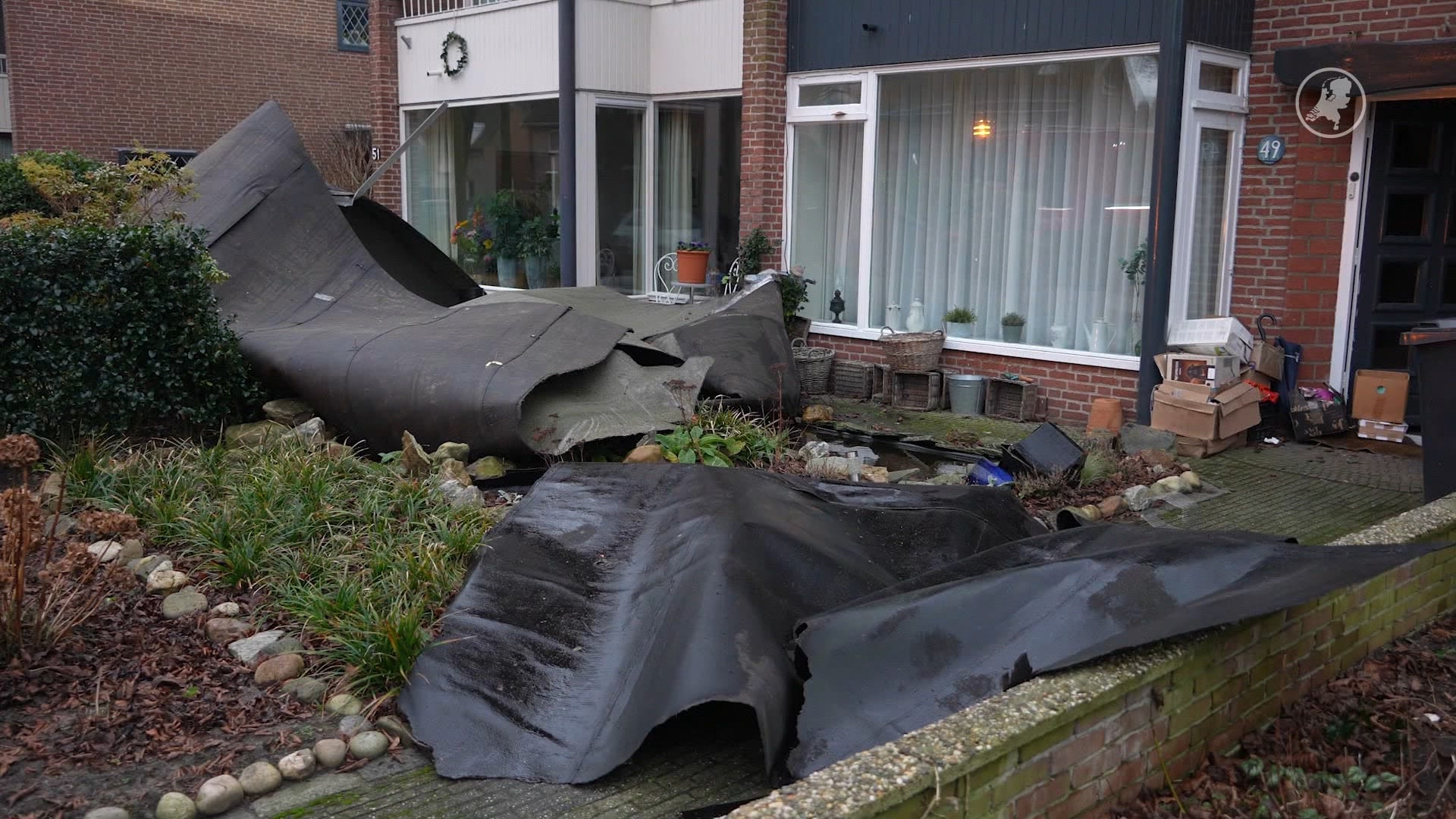 Storm Floriane blaast dakbedekking van woningen in Oss