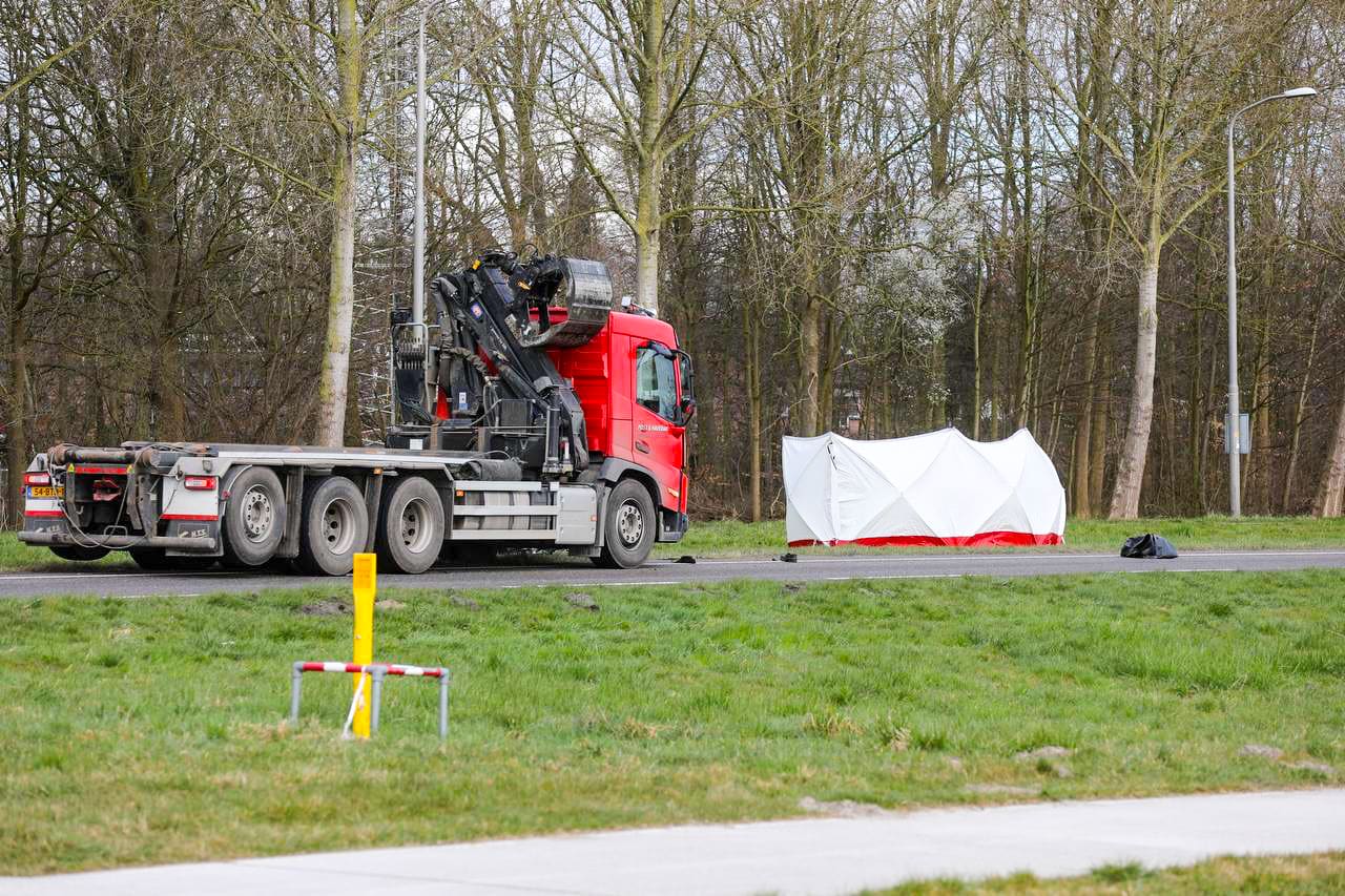 Tiener overleden na aanrijding met vrachtwagen in Dronten