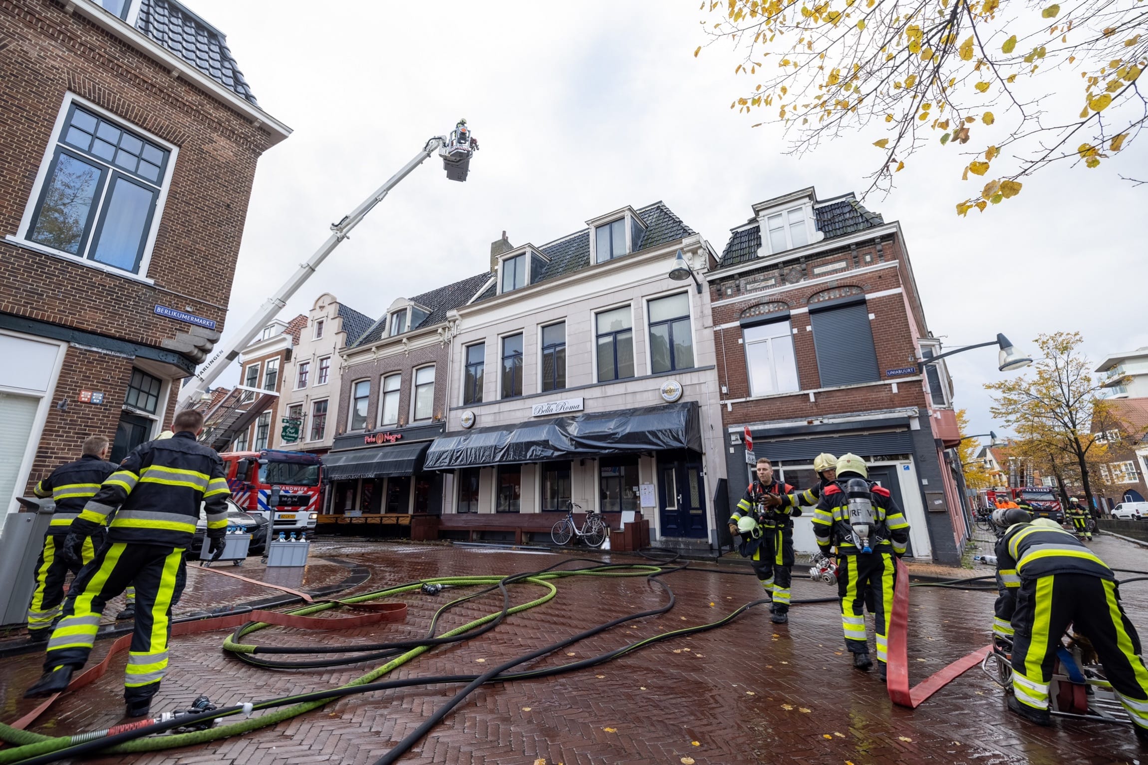 Grote brand in binnenstad Leeuwarden, meerdere panden ontruimd