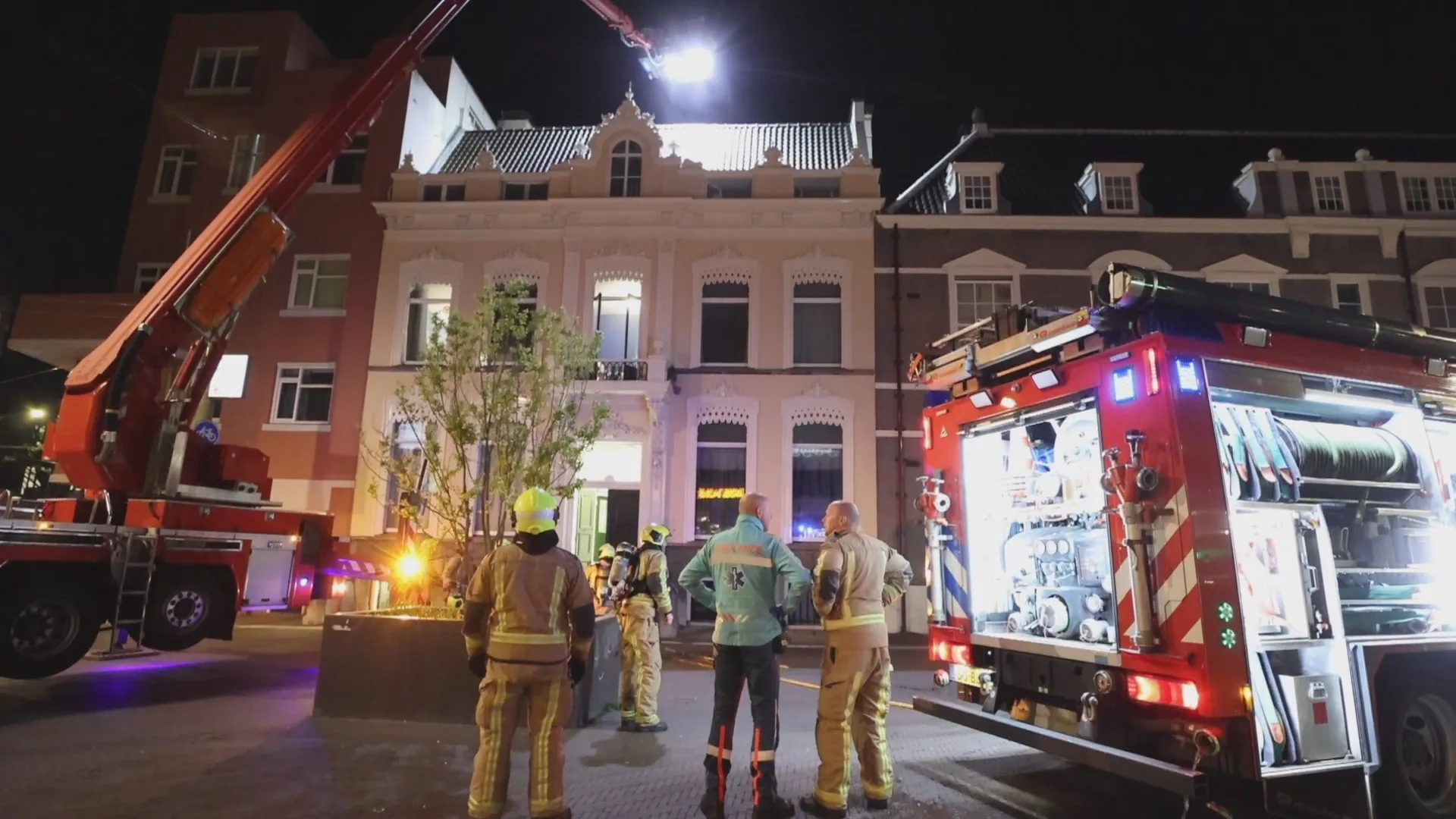 Bewoners springen uit raam om aan brand in Haagse portiekflat te ontkomen