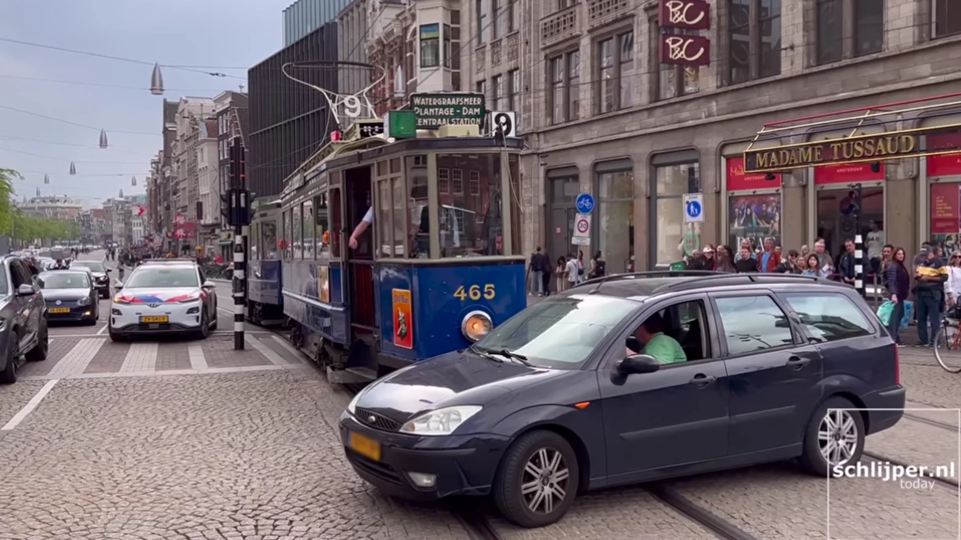 Automobilist die historische tram blokkeert in Amsterdam gaat viral