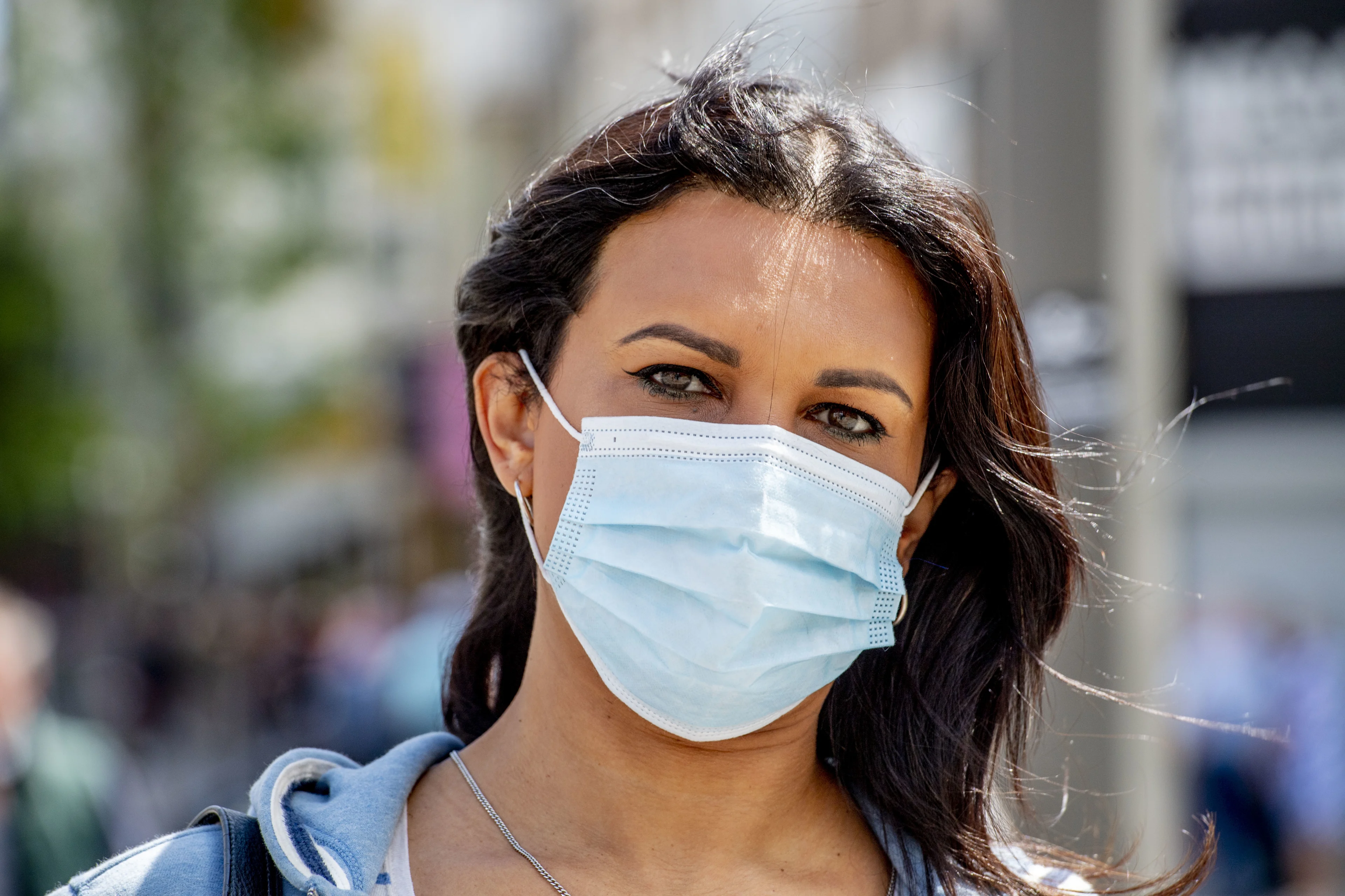 Meerderheid wil uitbreiding mondkapjesplicht, onder andere in winkelstraat