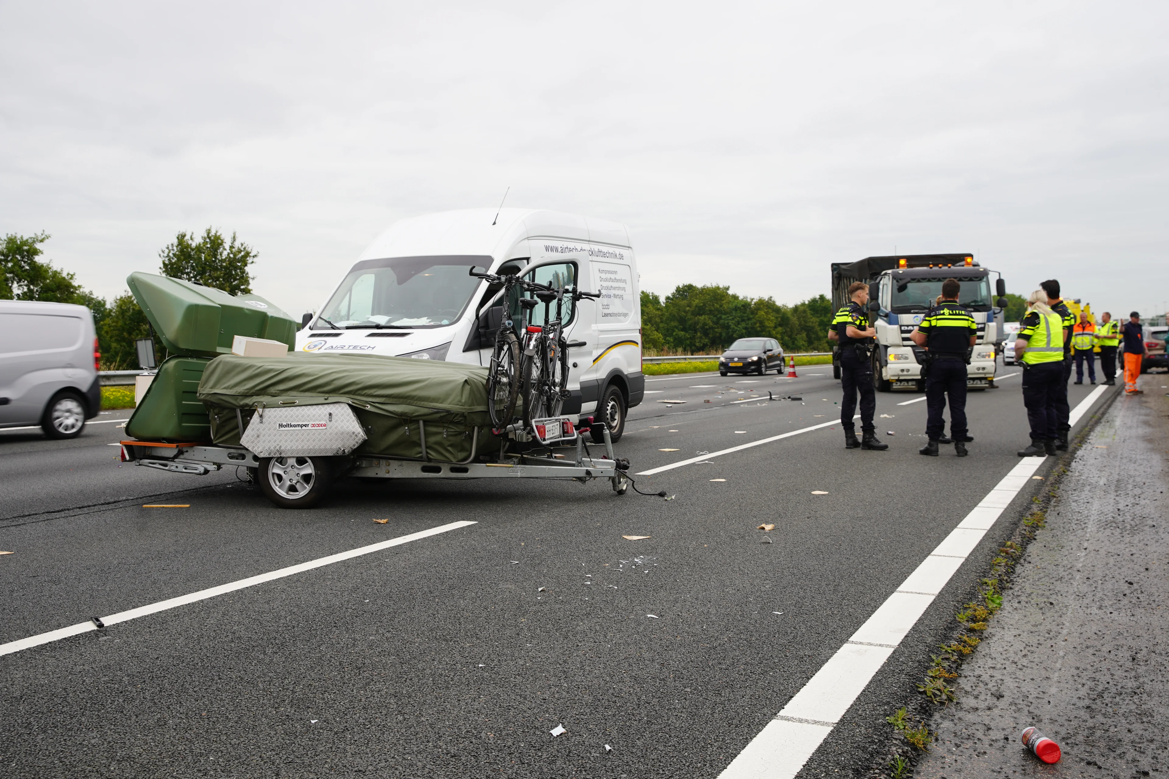 Busje klapt op vouwwagen: A1 bezaaid met koffiefilters en kruidenpotjes