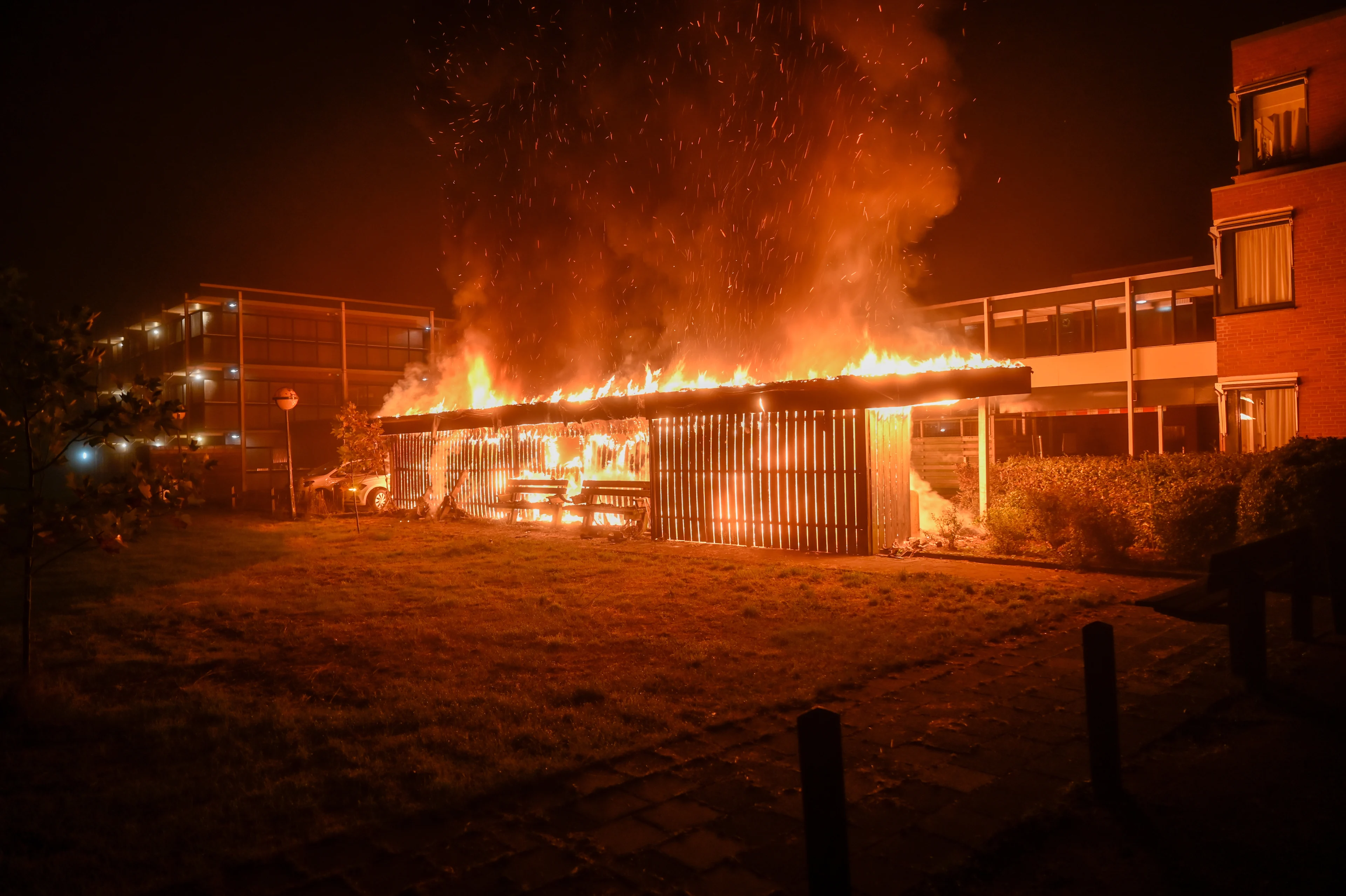 Vijf auto's afgebrand vlakbij verzorgingstehuis: politie gaat uit van brandstichting