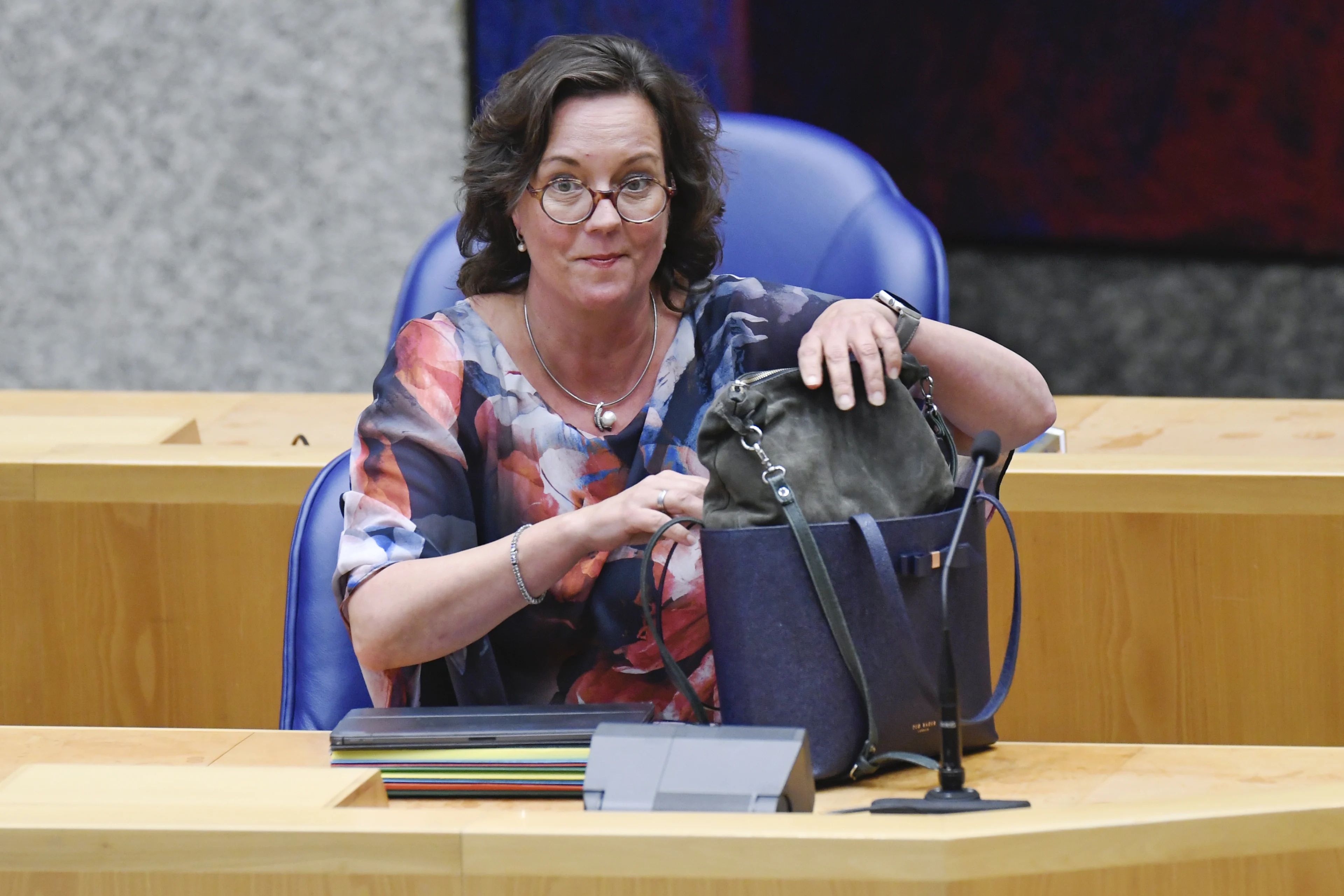 Minister Van Ark voor Medische Zorg neemt ontslag als minister om gezondheidsredenen