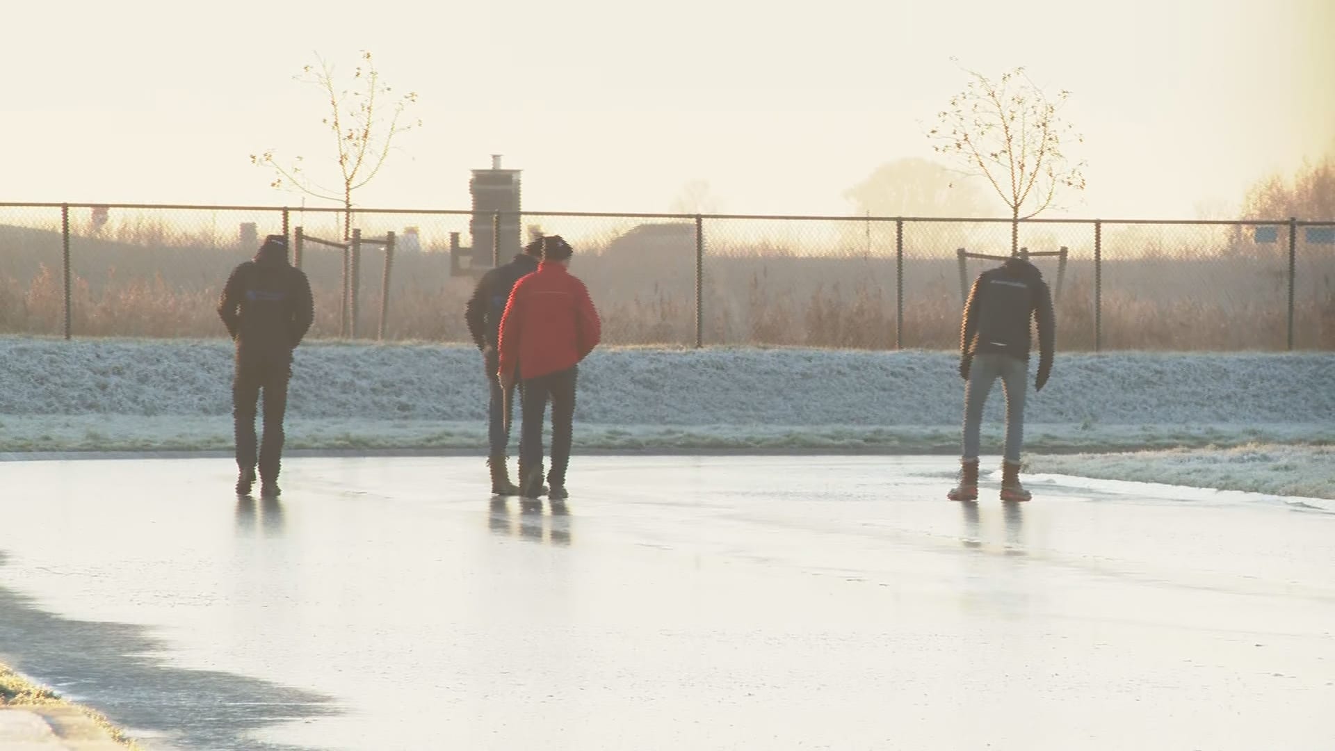 Eerste schaatsmarathon op natuurijs van start in Burgum: 'We zijn er klaar voor'