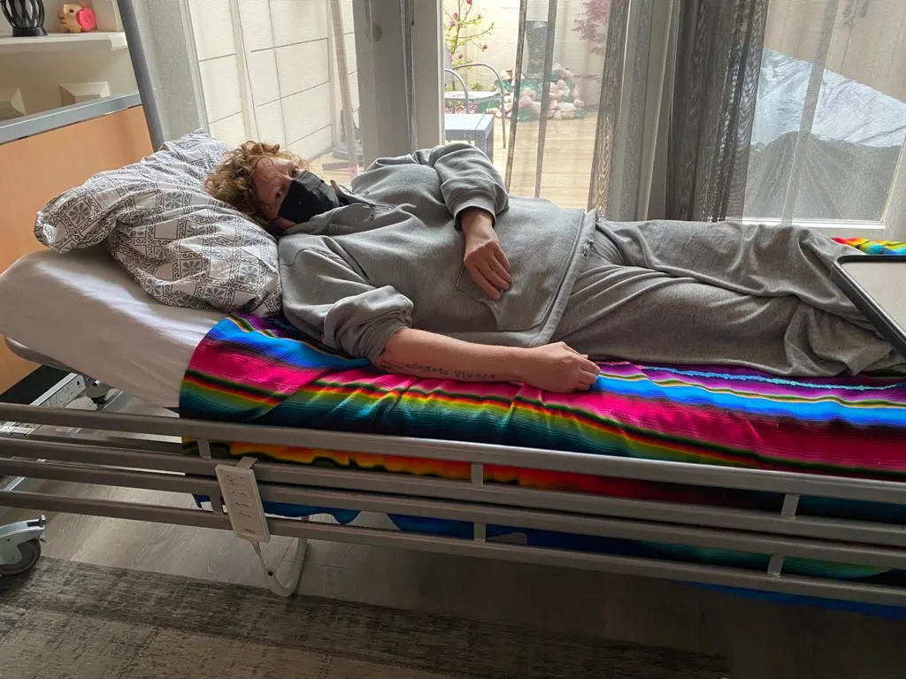  Linda wordt maar niet geopereerd en stuurt boze brief aan minister De Jonge