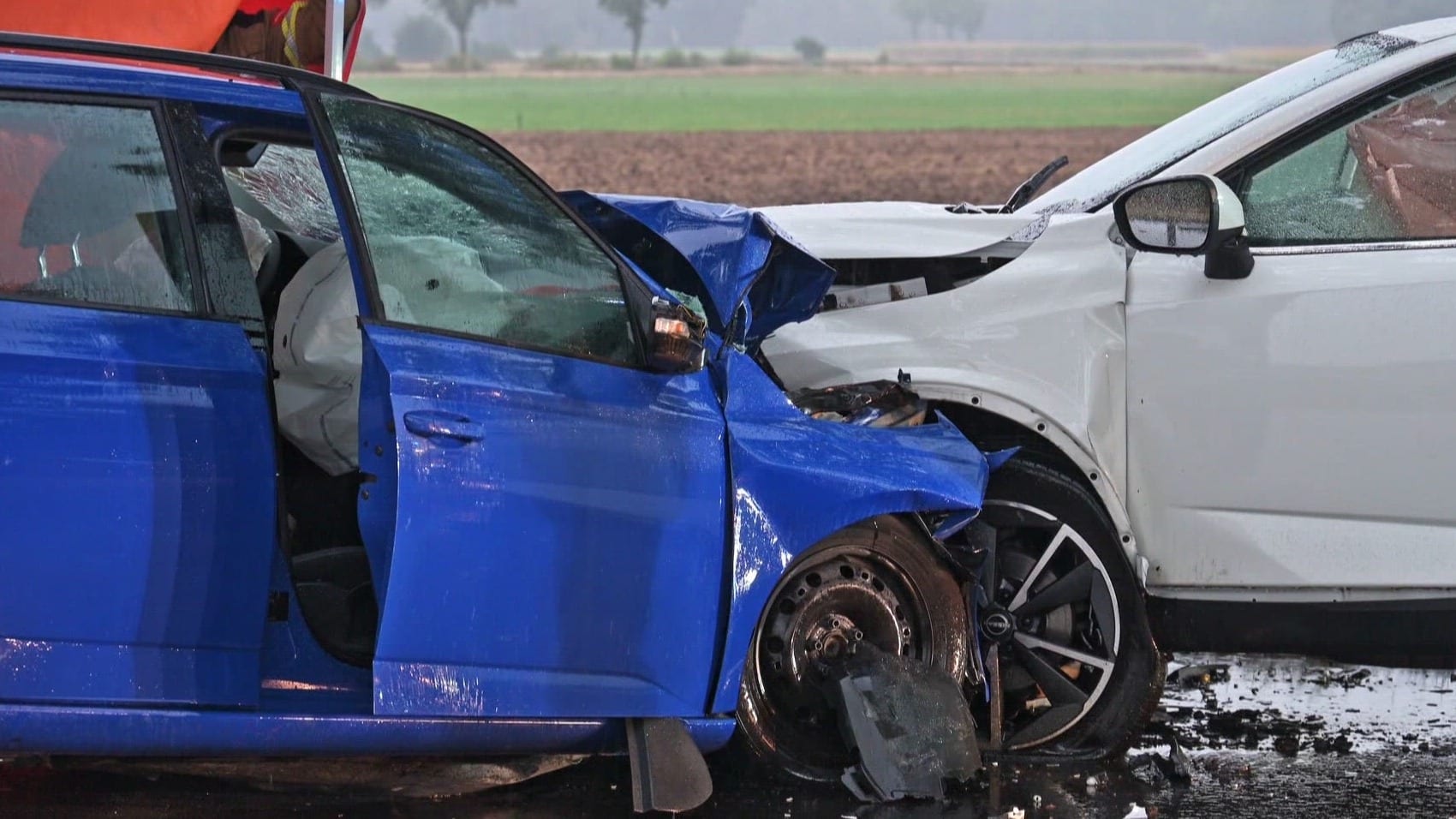 Dode bij frontale botsing tussen auto's op Bredaseweg in Rijsbergen