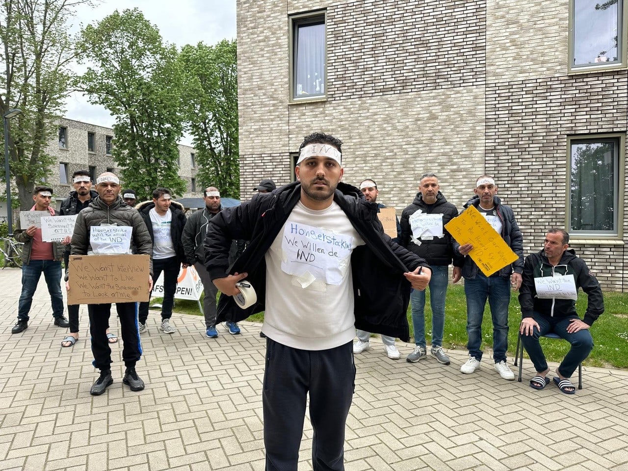 Opnieuw demonstrerende asielzoekers bij azc Maastricht: "Hongerstaking!"