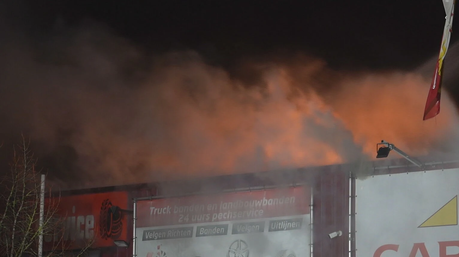 Zeer grote brand in bandenopslag in Bergen op Zoom onder controle