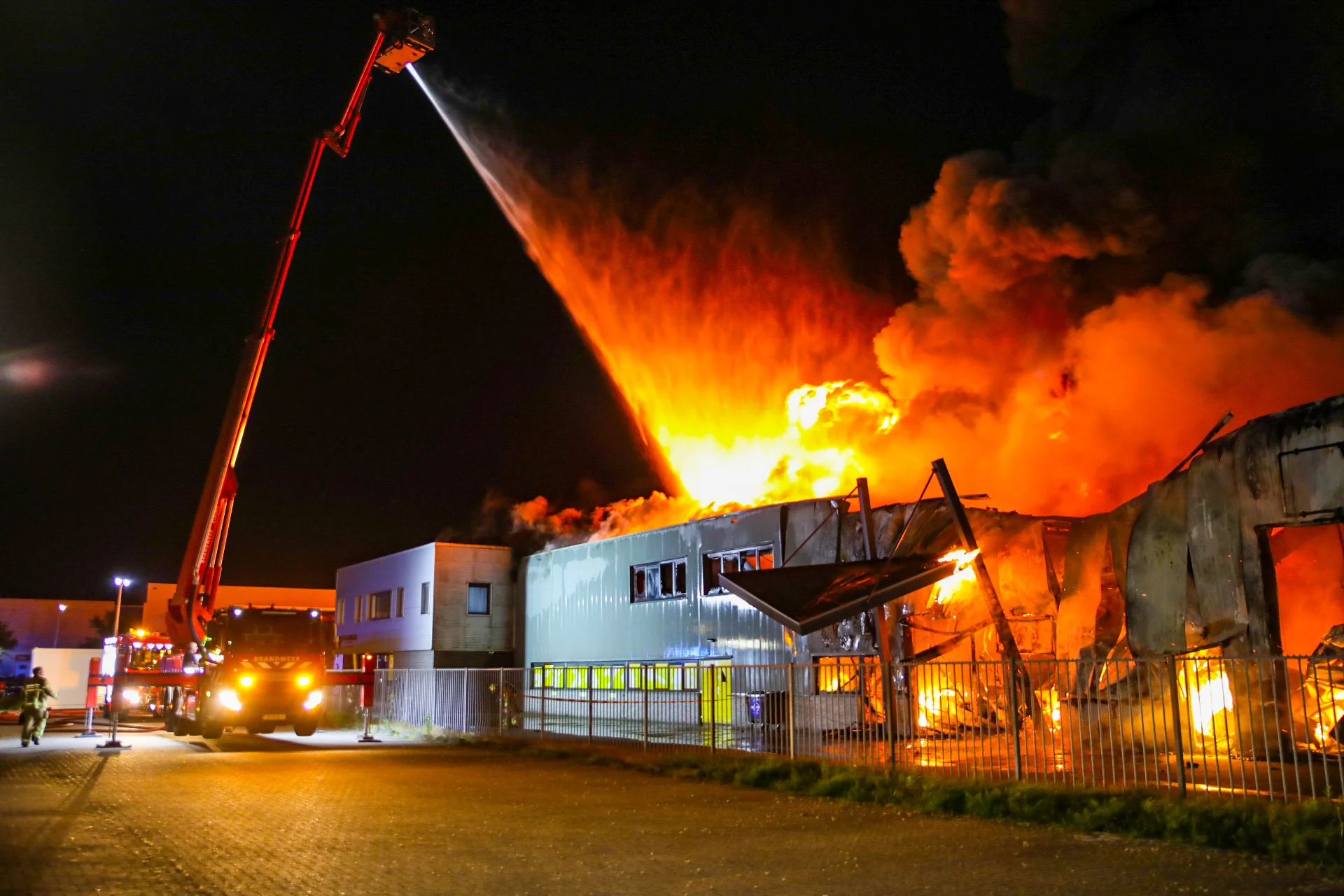 Metershoge vlammen slaan uit dak evenementenbedrijf Elburg, pand volledig uitgebrand