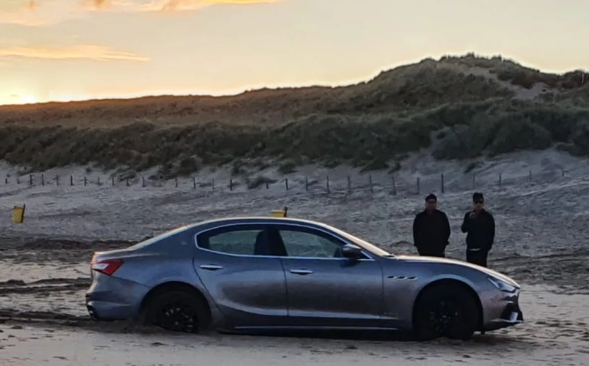 Toeristen rijden Maserati van meer dan een ton klem op strand van Noordwijk