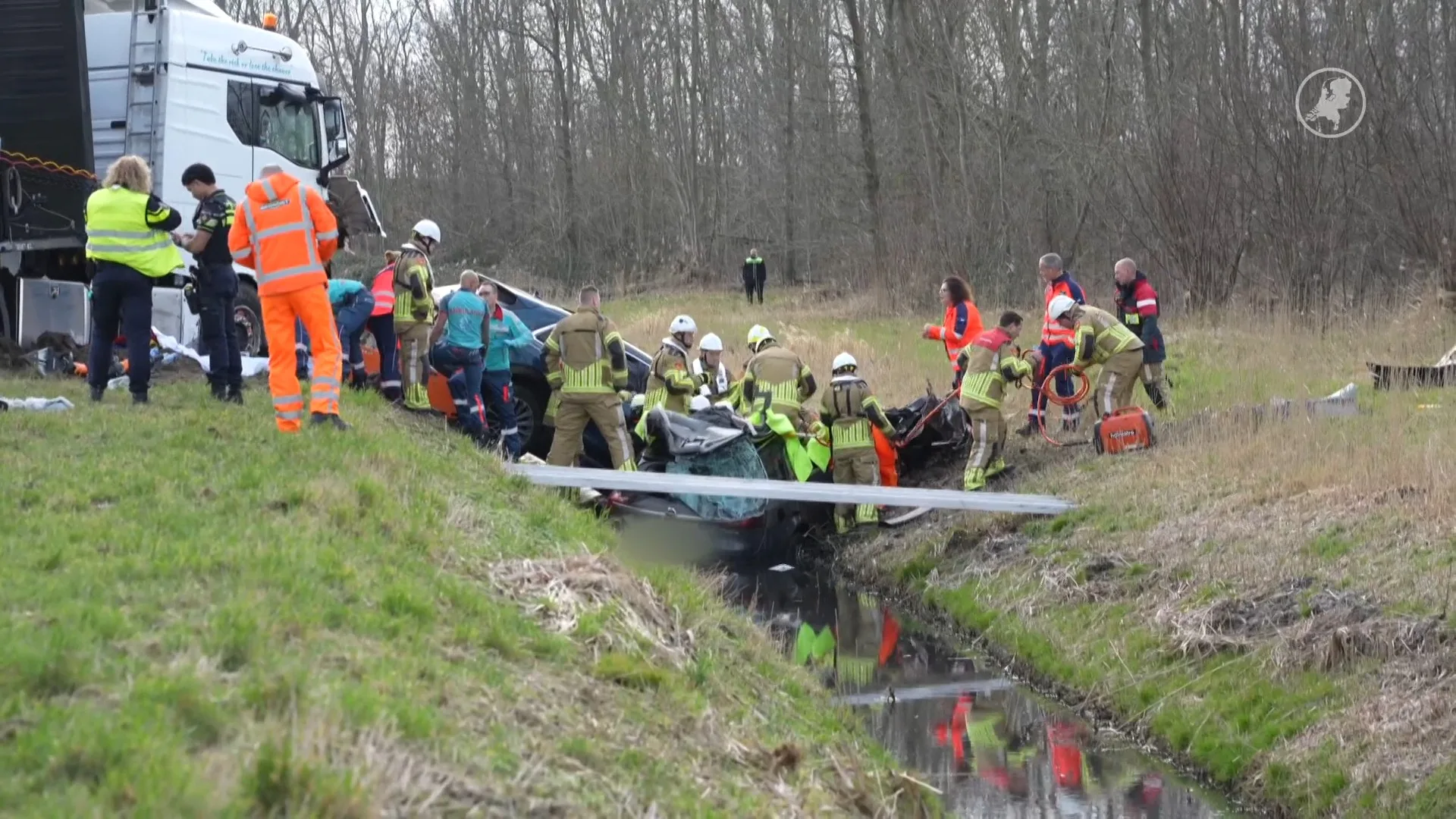 Ravage na ongeluk in Lelystad: auto's in sloot, drie zwaargewonden