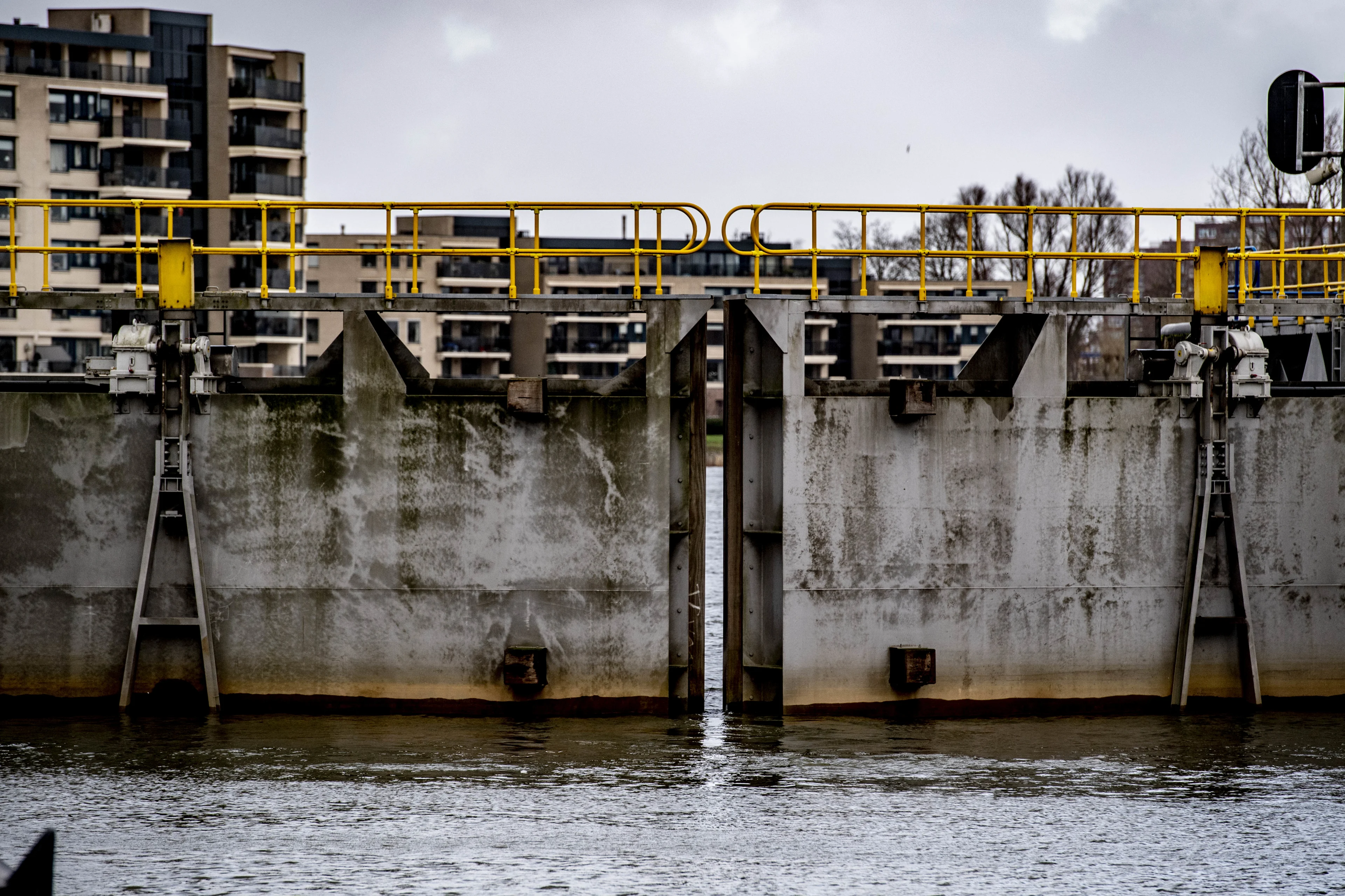 Zeldzaam hoge waterstand verwacht door Corrie, stormvloedkeringen maandag dicht