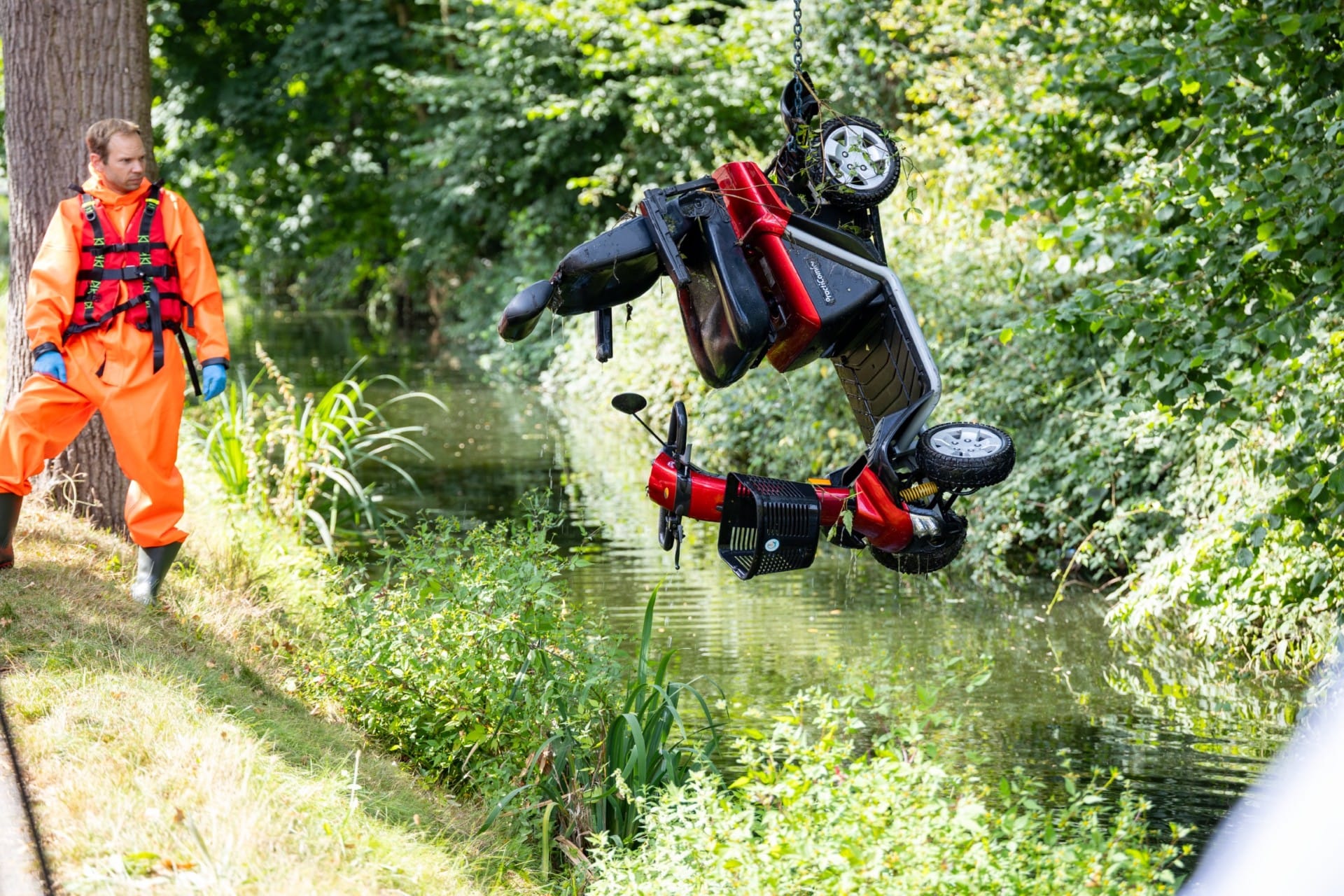 'Dochter redt verlamde vader in scootmobiel uit het water in Drachten'