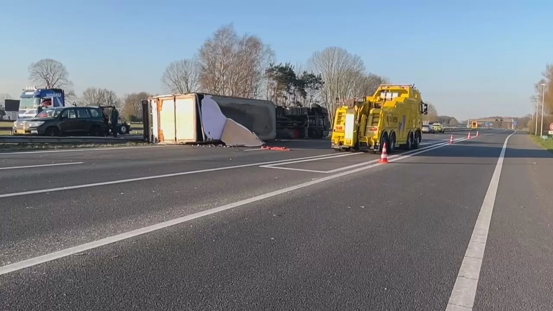 Koeien op de weg: A18 tot middag dicht na kantelen vrachtwagen