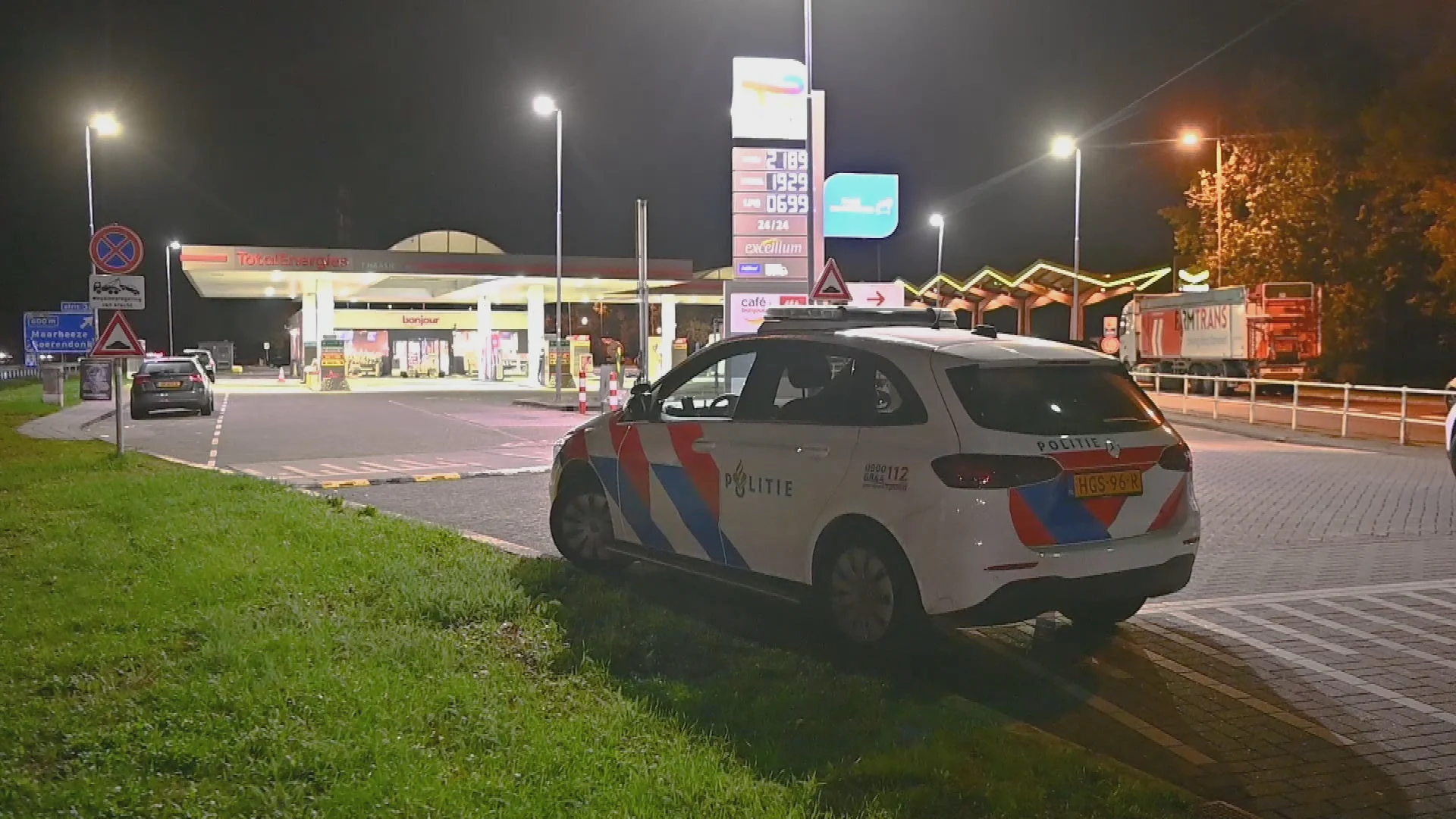Tankstation naast de A2 bij Maarheeze ontruimd na vondst illegaal vuurwerk