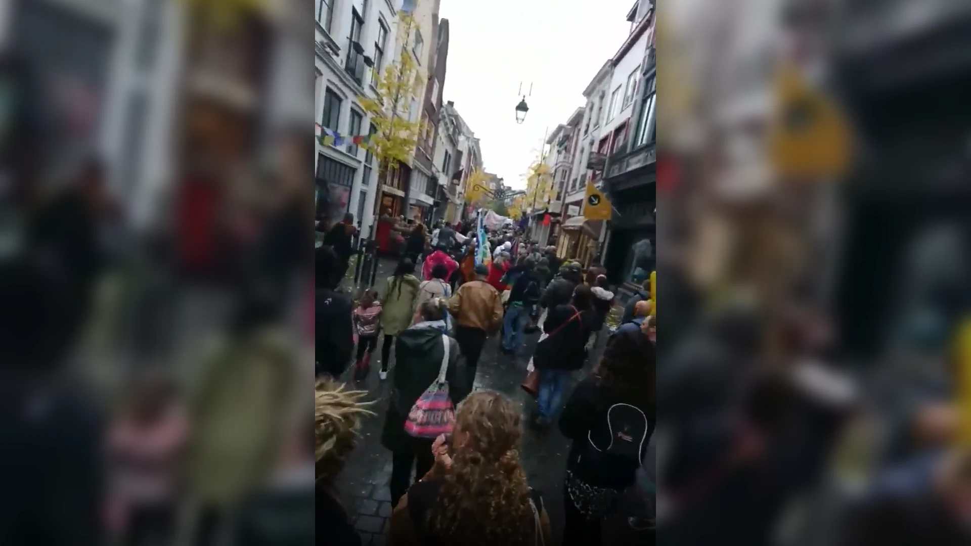 Demonstranten houden mars tegen coronamaatregelen met 'free hugs' in Nijmegen