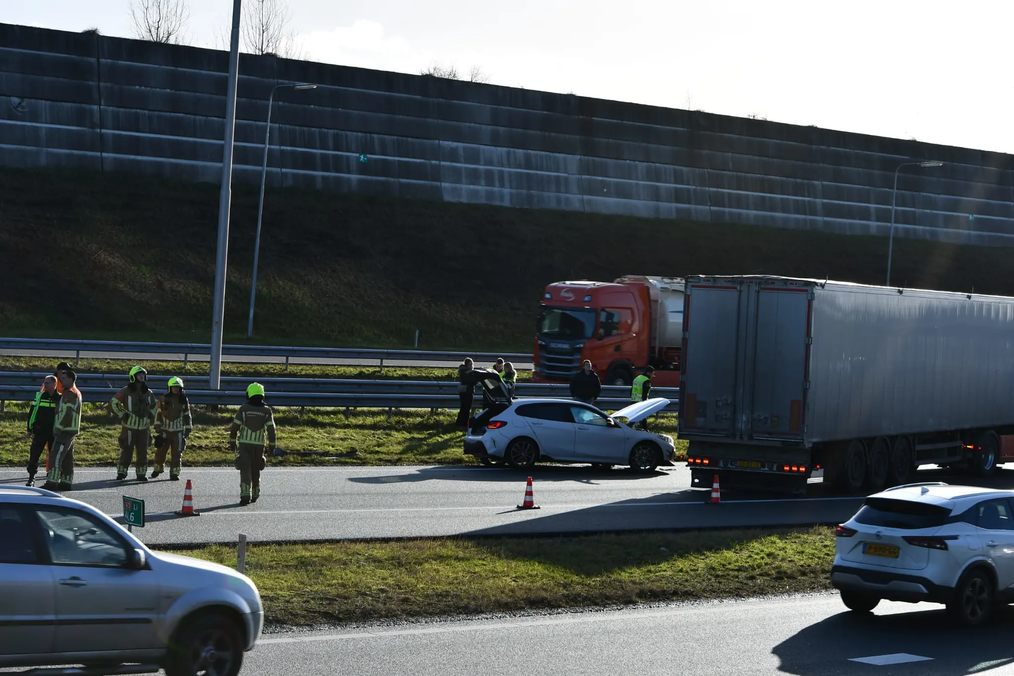 Spookrijder veroorzaakt ongeval op A73 bij Venlo, snelweg dicht