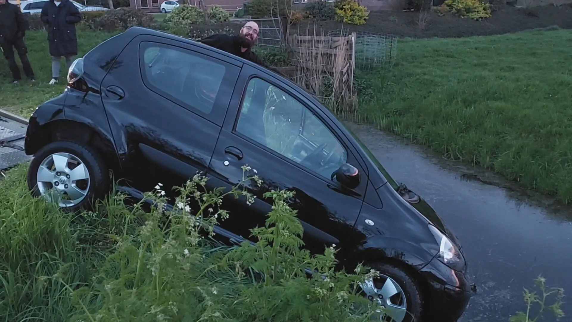 Kersvers automobiliste rijdt tijdens proefrit pardoes de sloot in