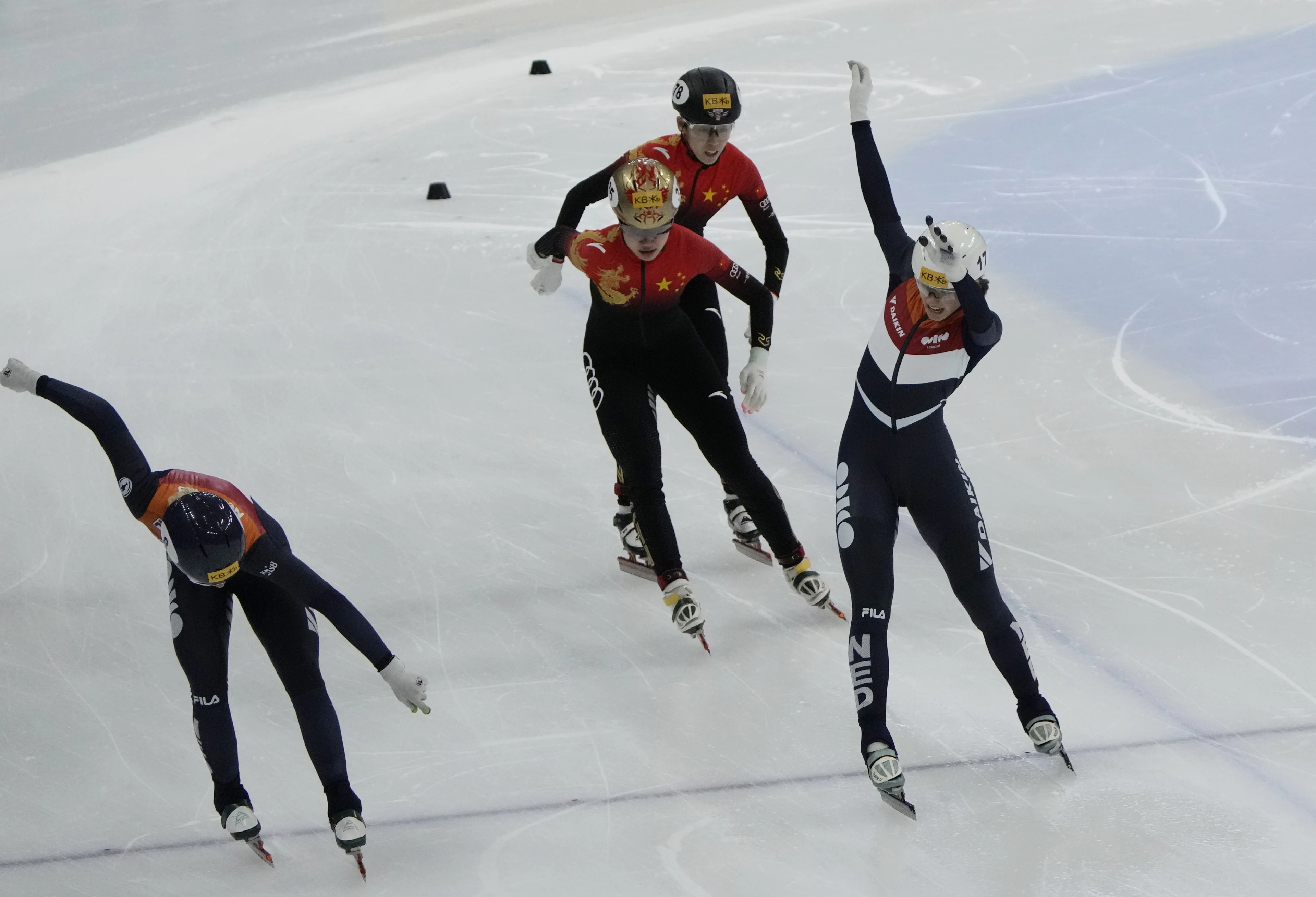 Shorttrackers Velzeboer en Poutsma delen goud op 500 meter