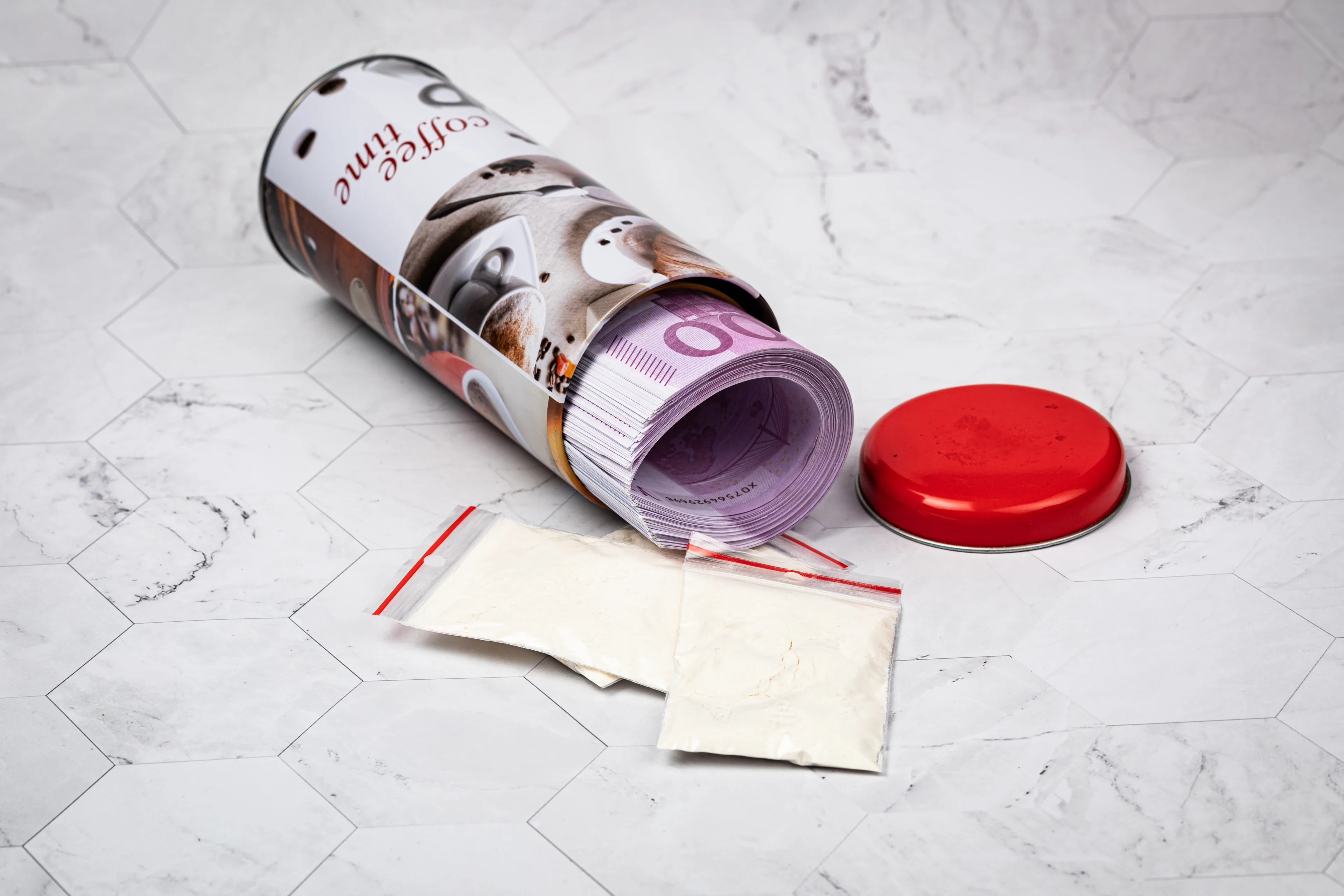 Politie vindt 350 kilo cocaïne en 19 vuurwapens in Breda