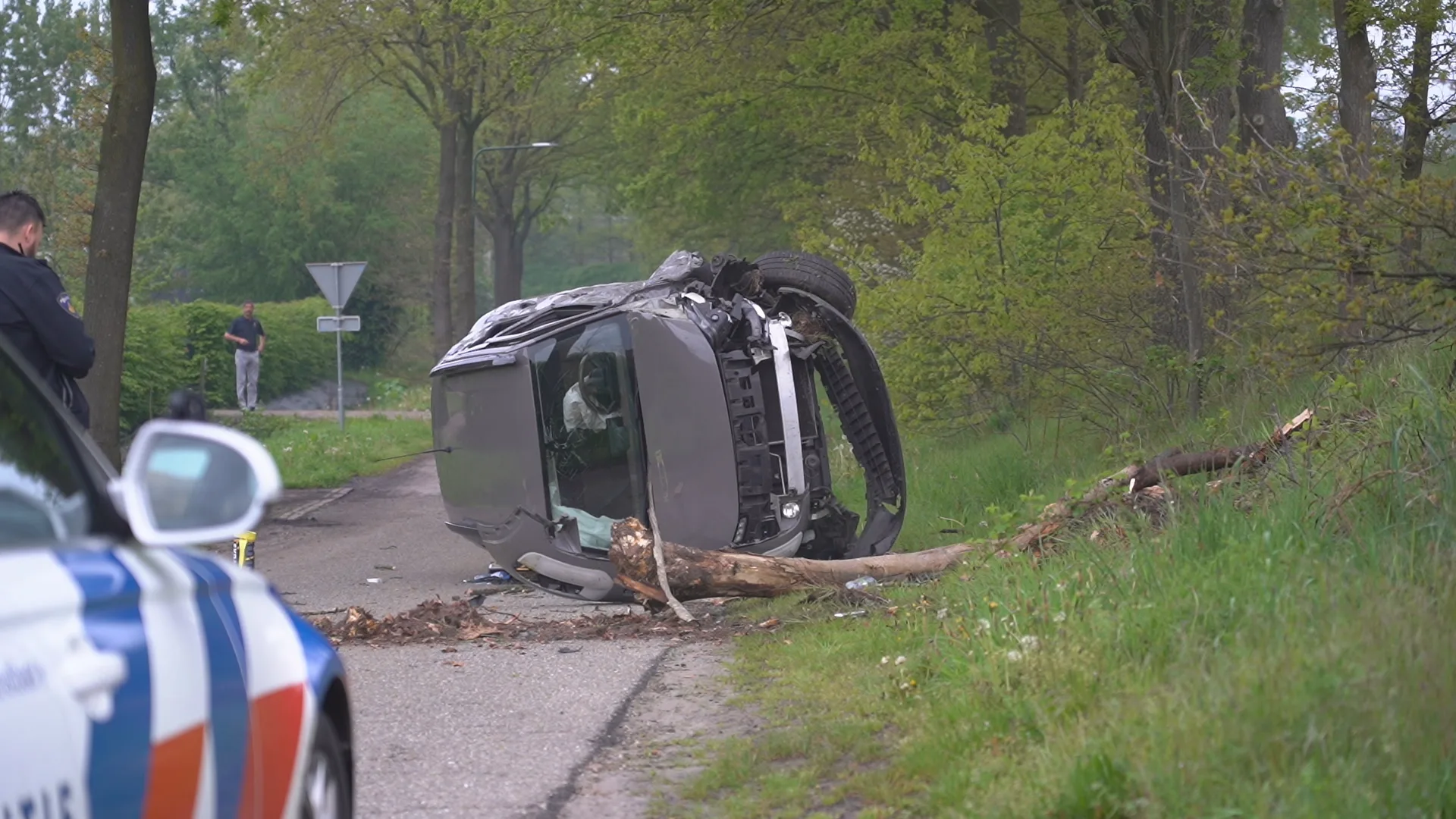 Auto ramt boom en vliegt van talud bij Bavel: inzittenden nergens te bekennen