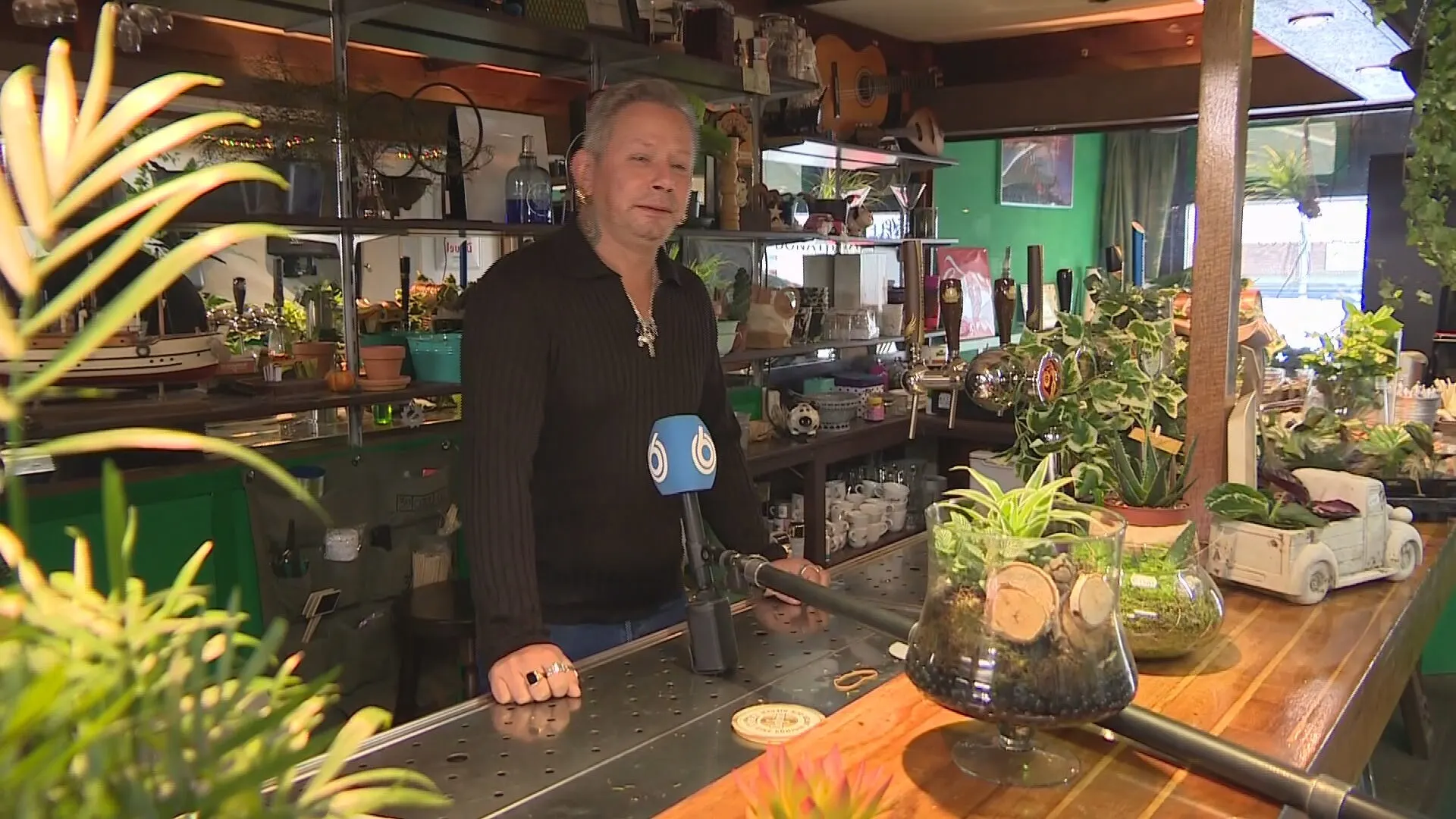 Ierse pub omgetoverd tot bloemenzaak, in plaats van whiskeyflessen staan er nu bloempotten op het schap