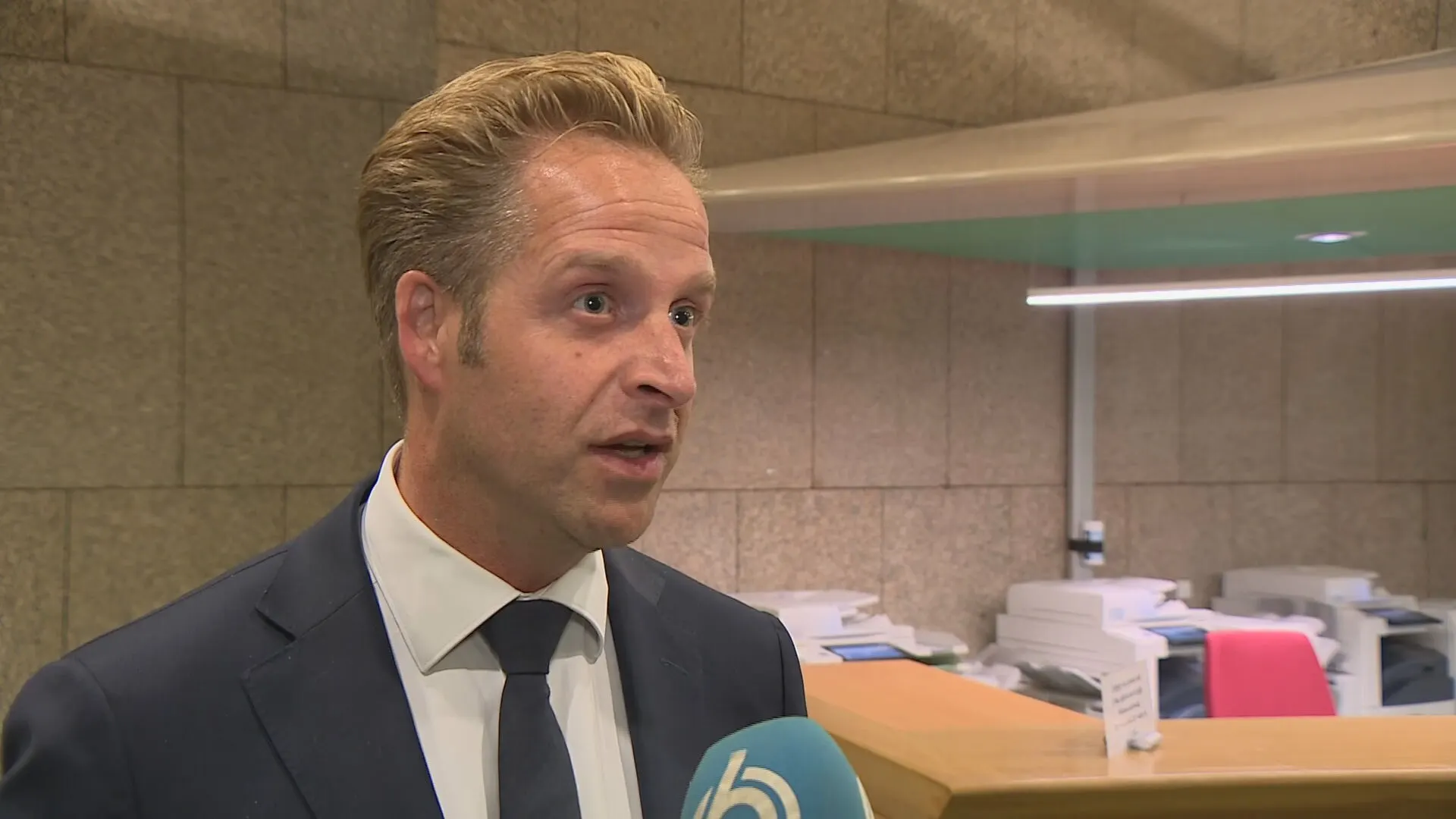Minister De Jonge over mogelijke quarantaineplicht: 'Boete van 87.000 euro zal niet worden opgelegd'