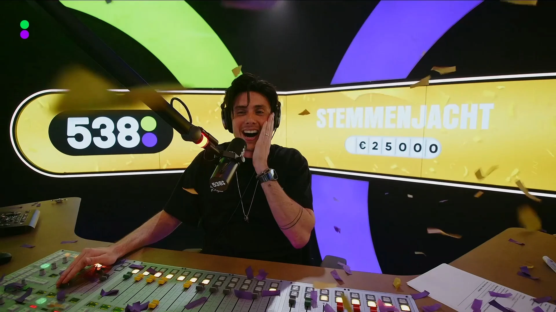 Niet normaal! Donna raadt koffer 9 en wint € 25.000,- bij 538 Stemmenjacht!