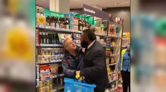 Man zonder mondkapje in Albert Heijn hardhandig aangepakt door beveiliger