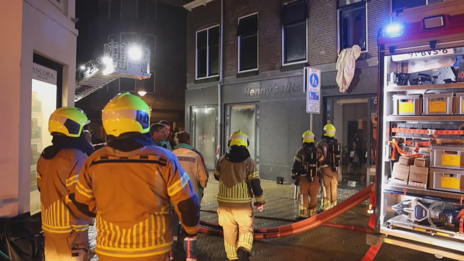 Bewoner Katwijk hangt aan gordijn uit kapotgeslagen raam bij grote brand Katwijk