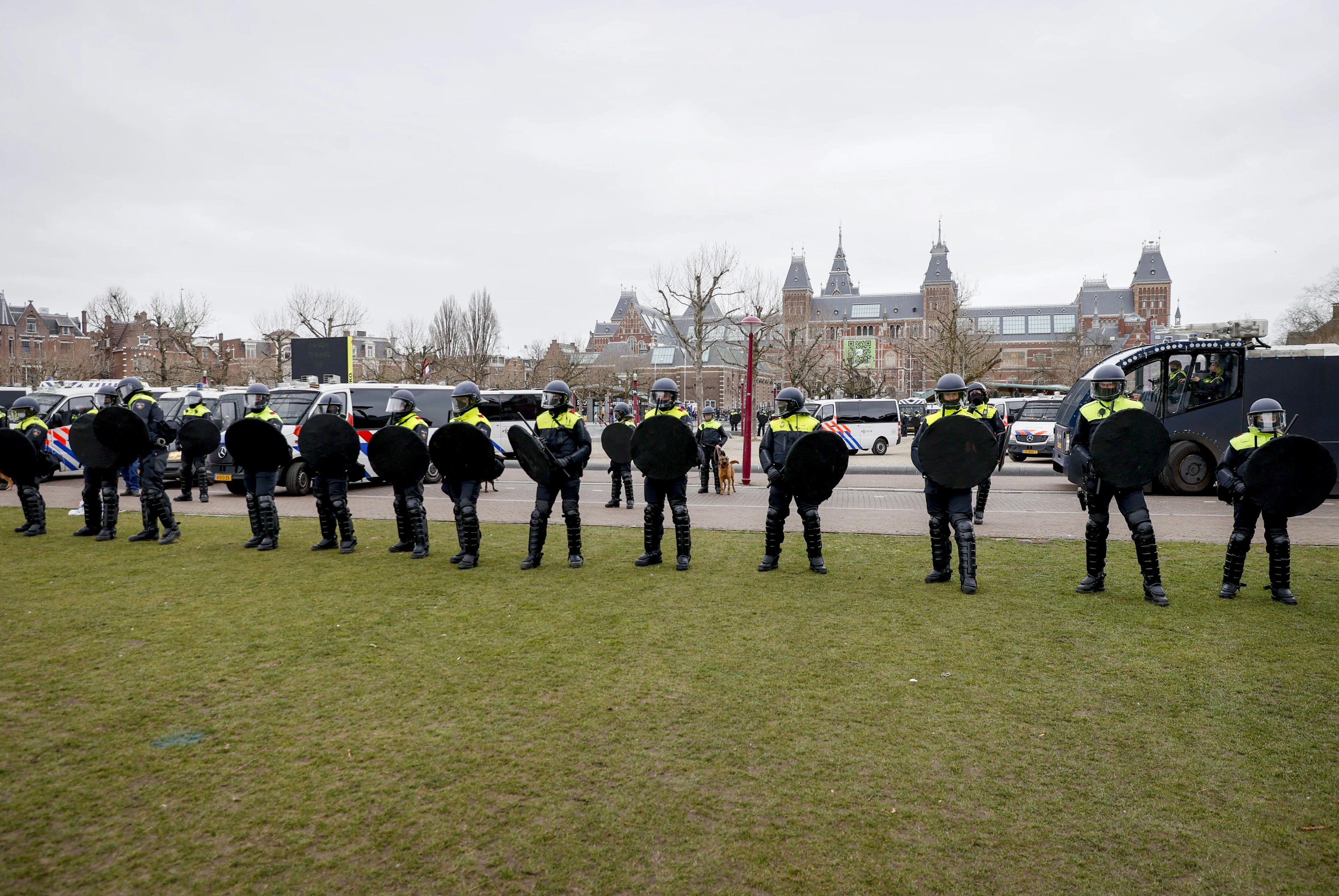 Politie grijpt in bij verboden demonstratie op Museumplein